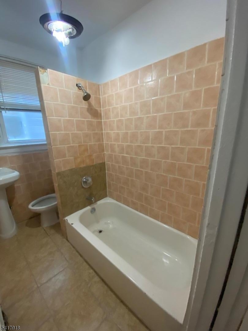 27 Pingry Place, Unit 1 Elizabeth, NJ 07208 - Photo 4 of 10 a bathroom with a bathtub and a toilet