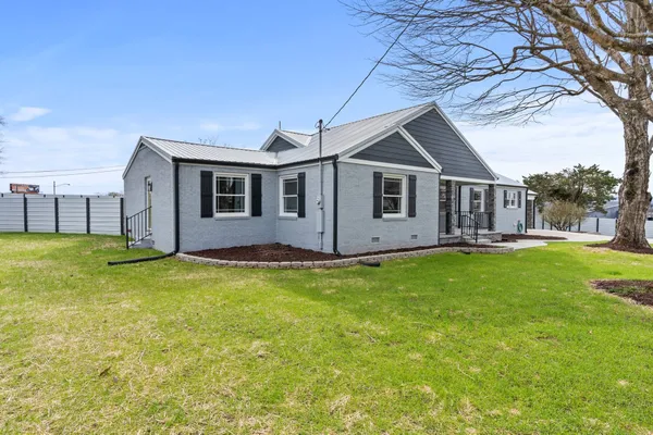 a view of a house with backyard and garden