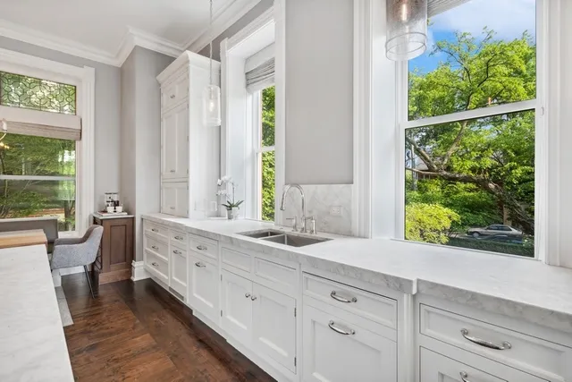 a view of entryway with washer and dryer