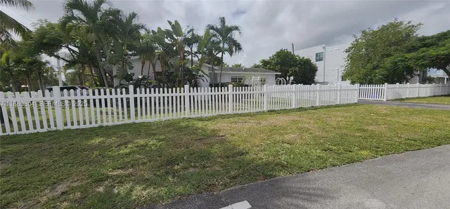 $3,995 | 200 Northwest 9th Street, Boca Raton, FL 33432