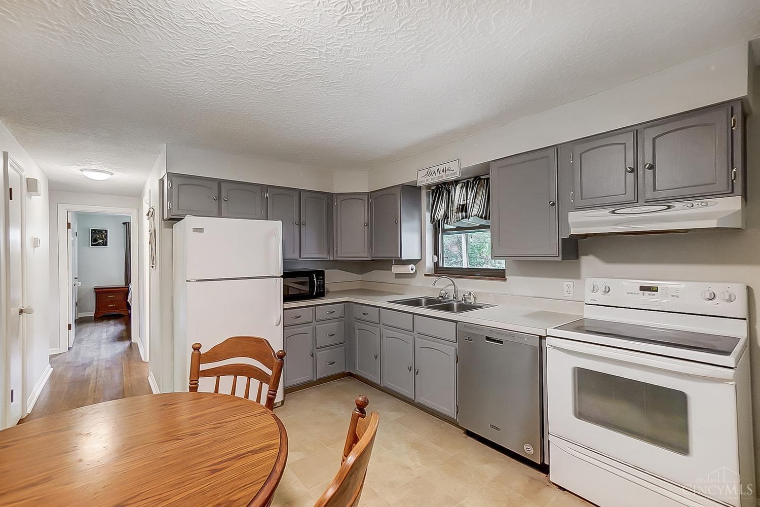 6886 Taylor Road Cincinnati, OH 45248 - Photo 7 of 32