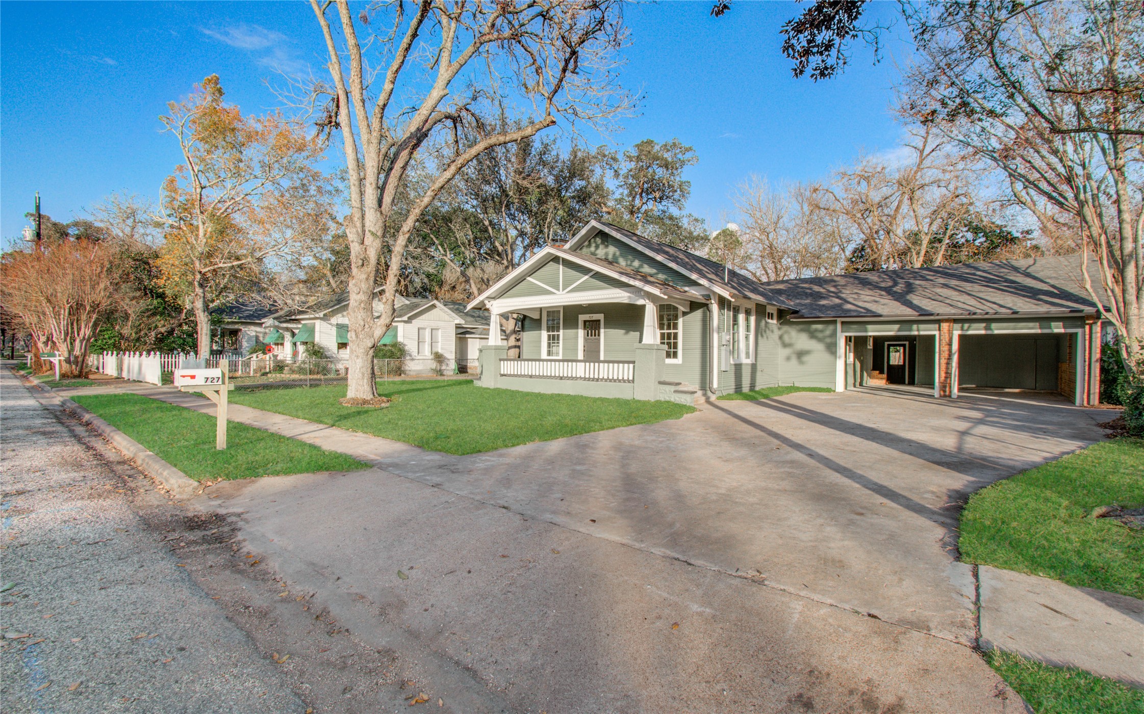 727 Travis Street Columbus, TX 78934 - Photo 4 of 36 a front view of a house with a yard and garage