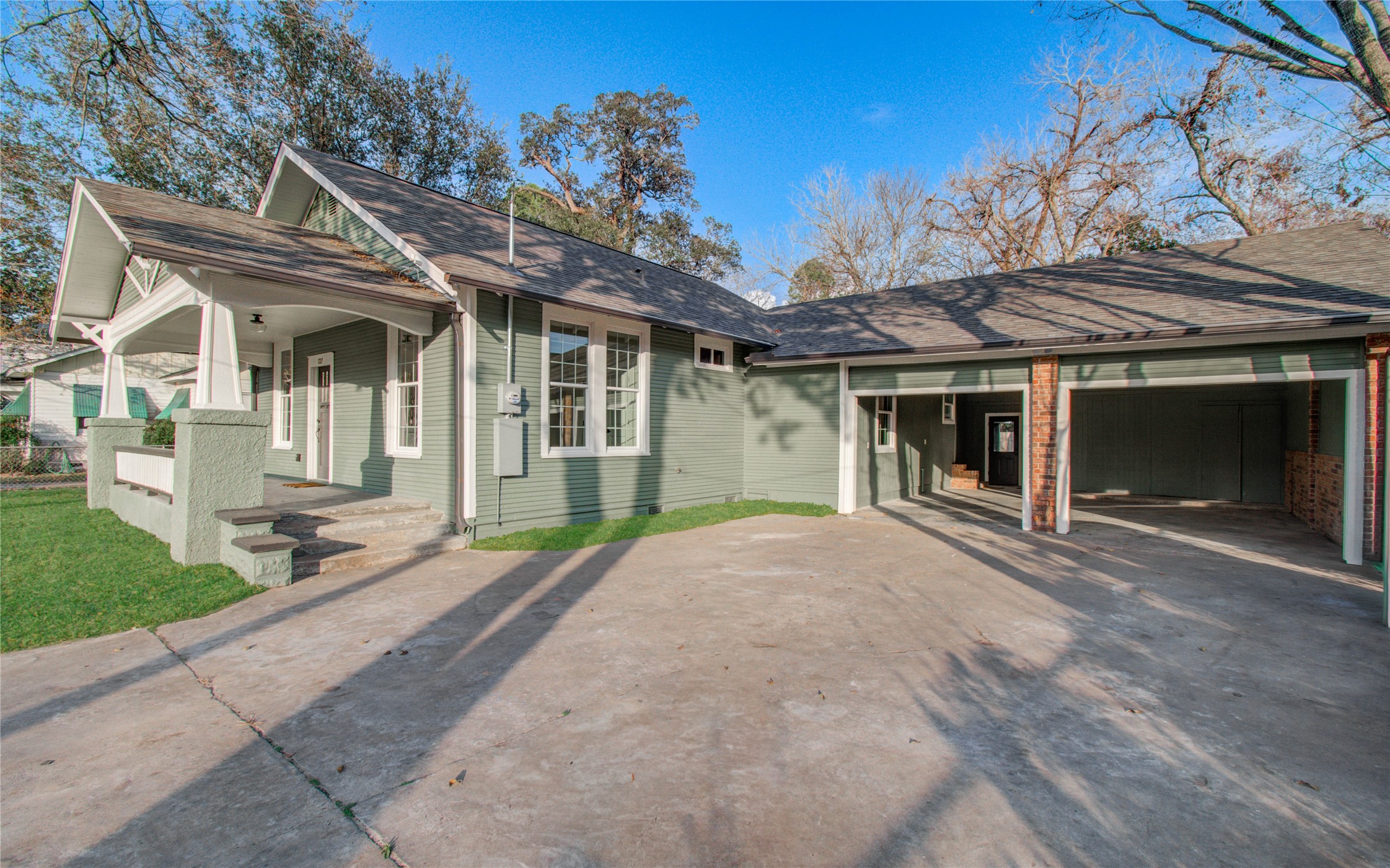 727 Travis Street Columbus, TX 78934 - Photo 5 of 36 2025 roof & gutters with leaf guards, along with fresh custom paint & carpet grass.
