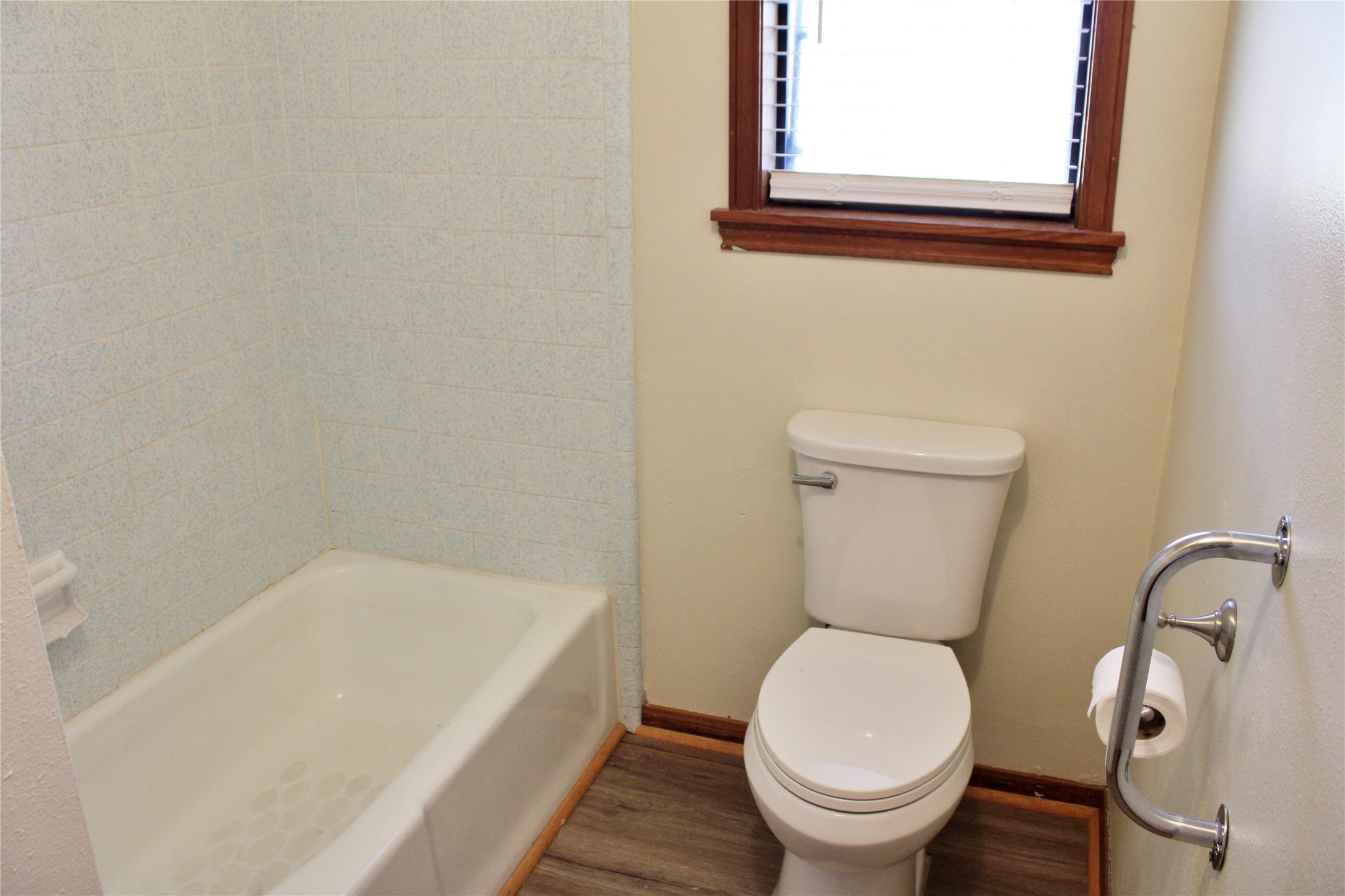 1126 Jackson Street Columbus, TX 78934 - Photo 15 of 40 a bathroom with a toilet and a bathtub