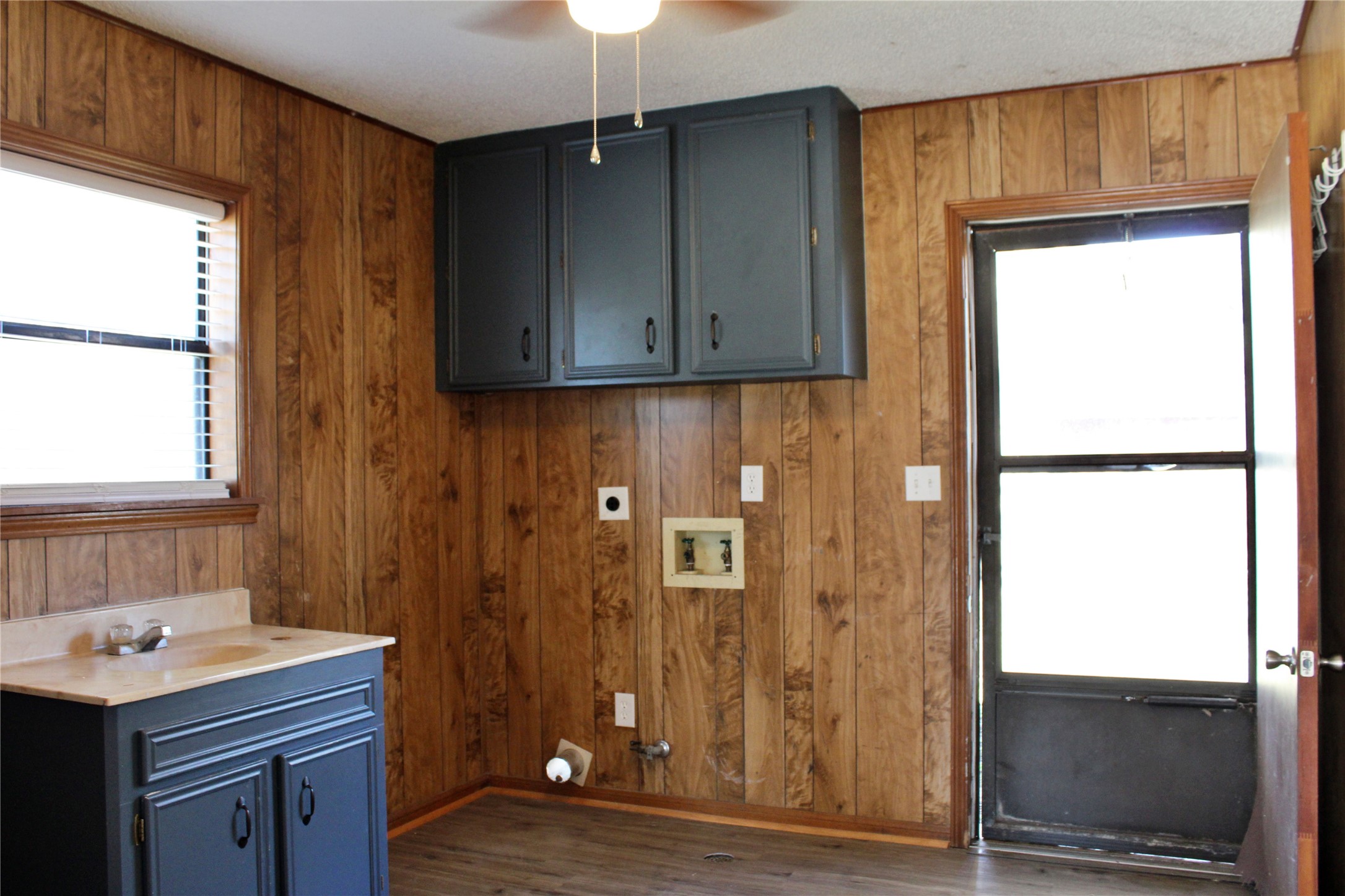 1126 Jackson Street Columbus, TX 78934 - Photo 28 of 40 a bathroom with a sink a mirror and shower
