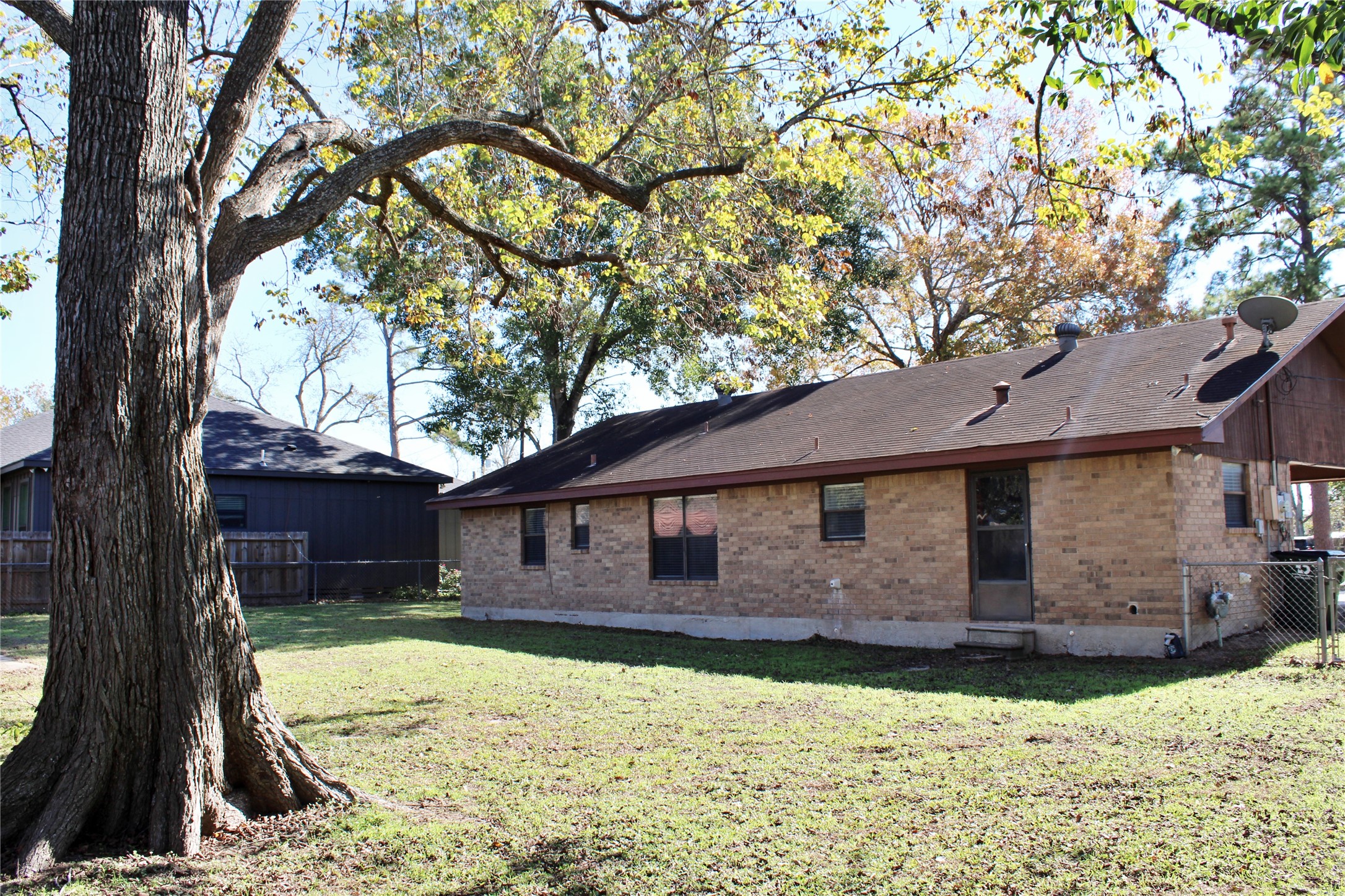 1126 Jackson Street Columbus, TX 78934 - Photo 35 of 40 a front view of a house with a yard
