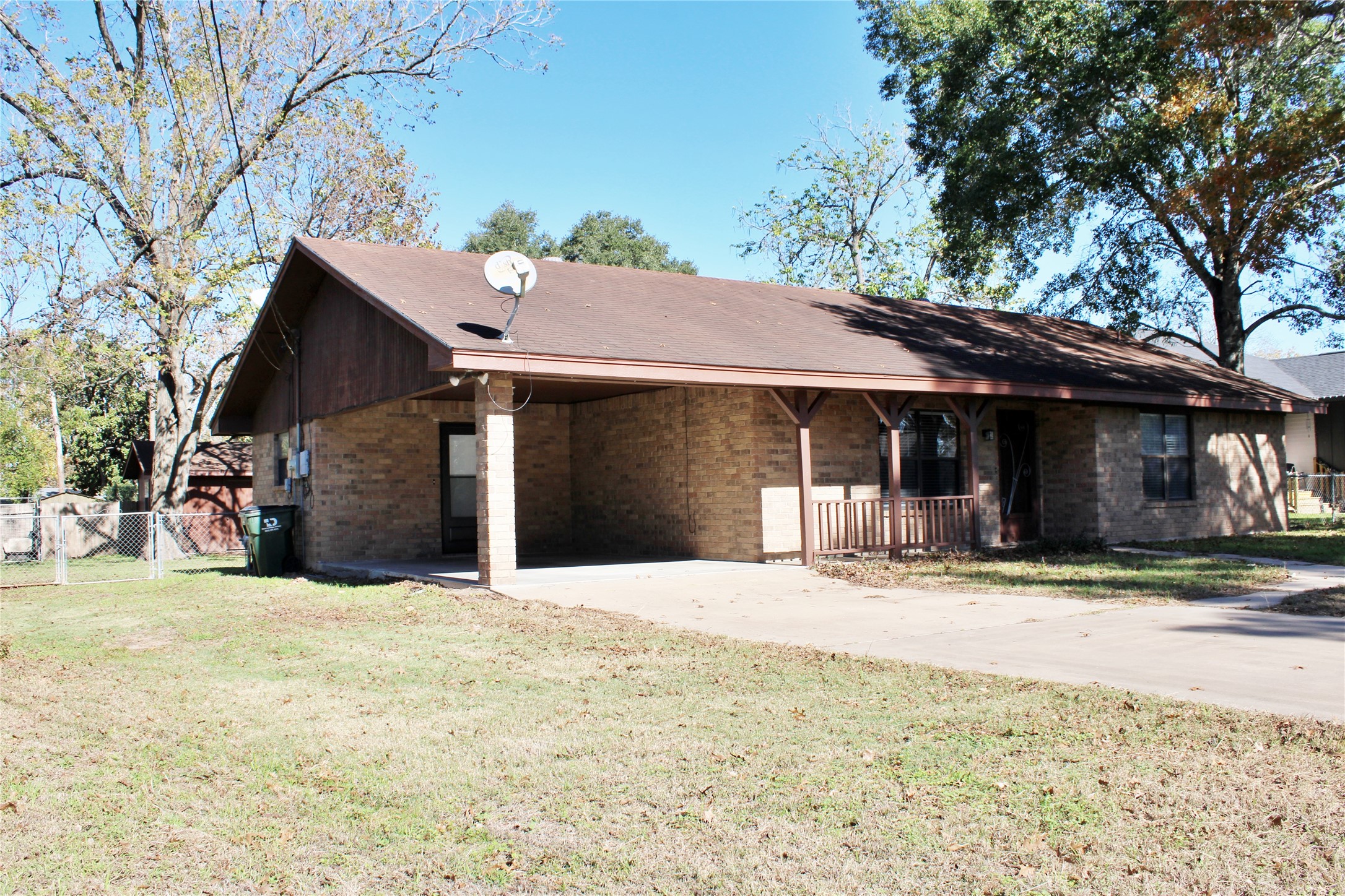 1126 Jackson Street Columbus, TX 78934 - Photo 38 of 40 a front view of a house with a yard covered with snow