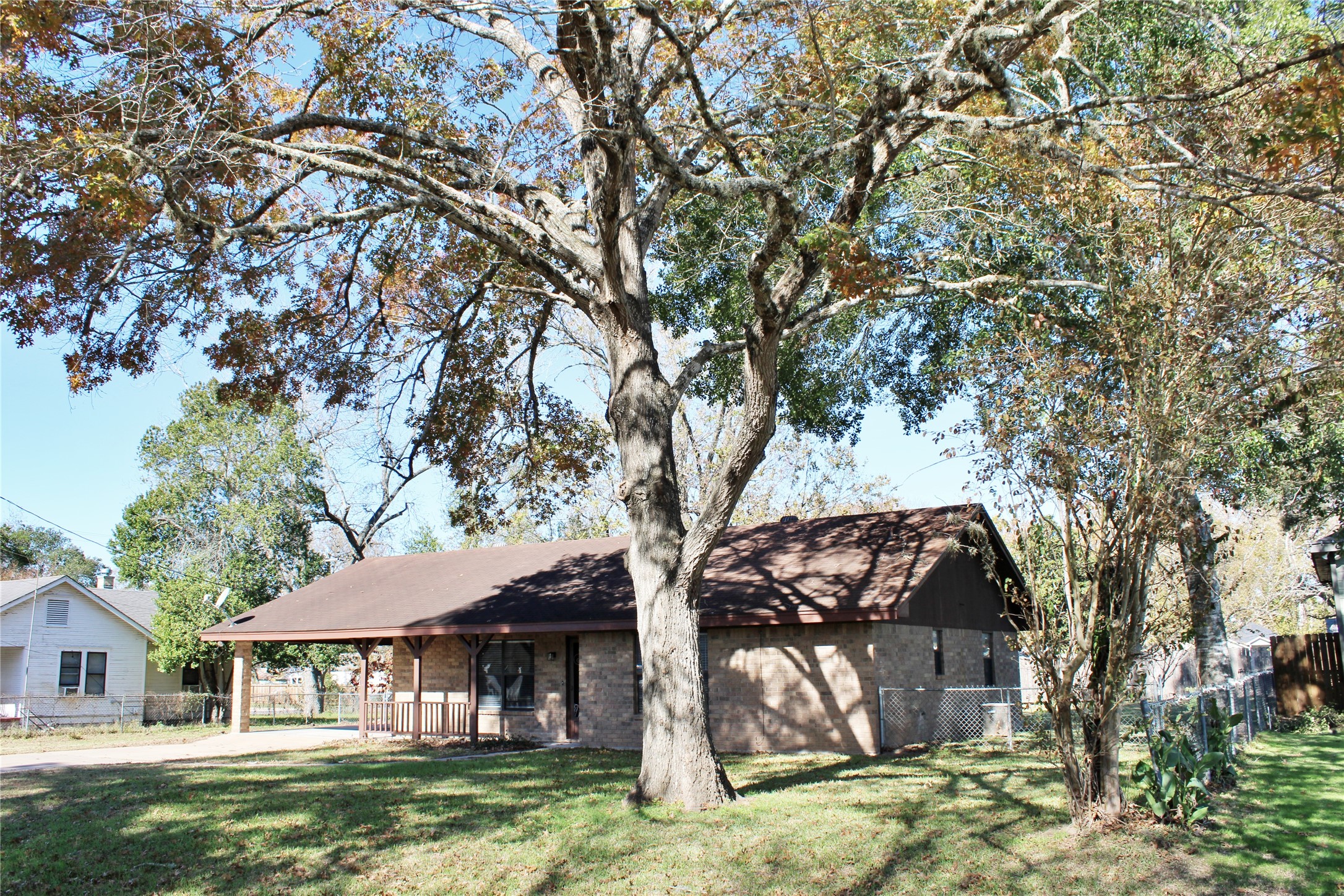 1126 Jackson Street Columbus, TX 78934 - Photo 40 of 40 a front view of a house with garden