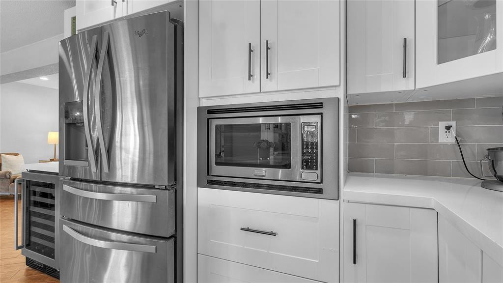 2800 Northeast 53rd Street Lighthouse Point, FL 33064 - Photo 10 of 34 a kitchen with appliances and cabinets
