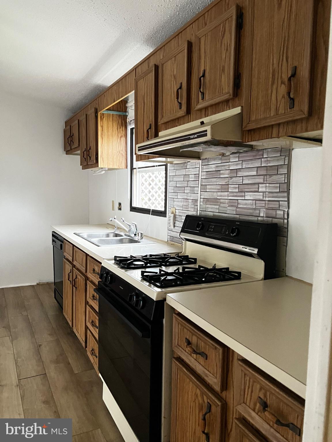1061 South Little Creek Road, Unit 253 Dover, DE 19901 - Photo 16 of 29 Cozy kitchen with modern touches.