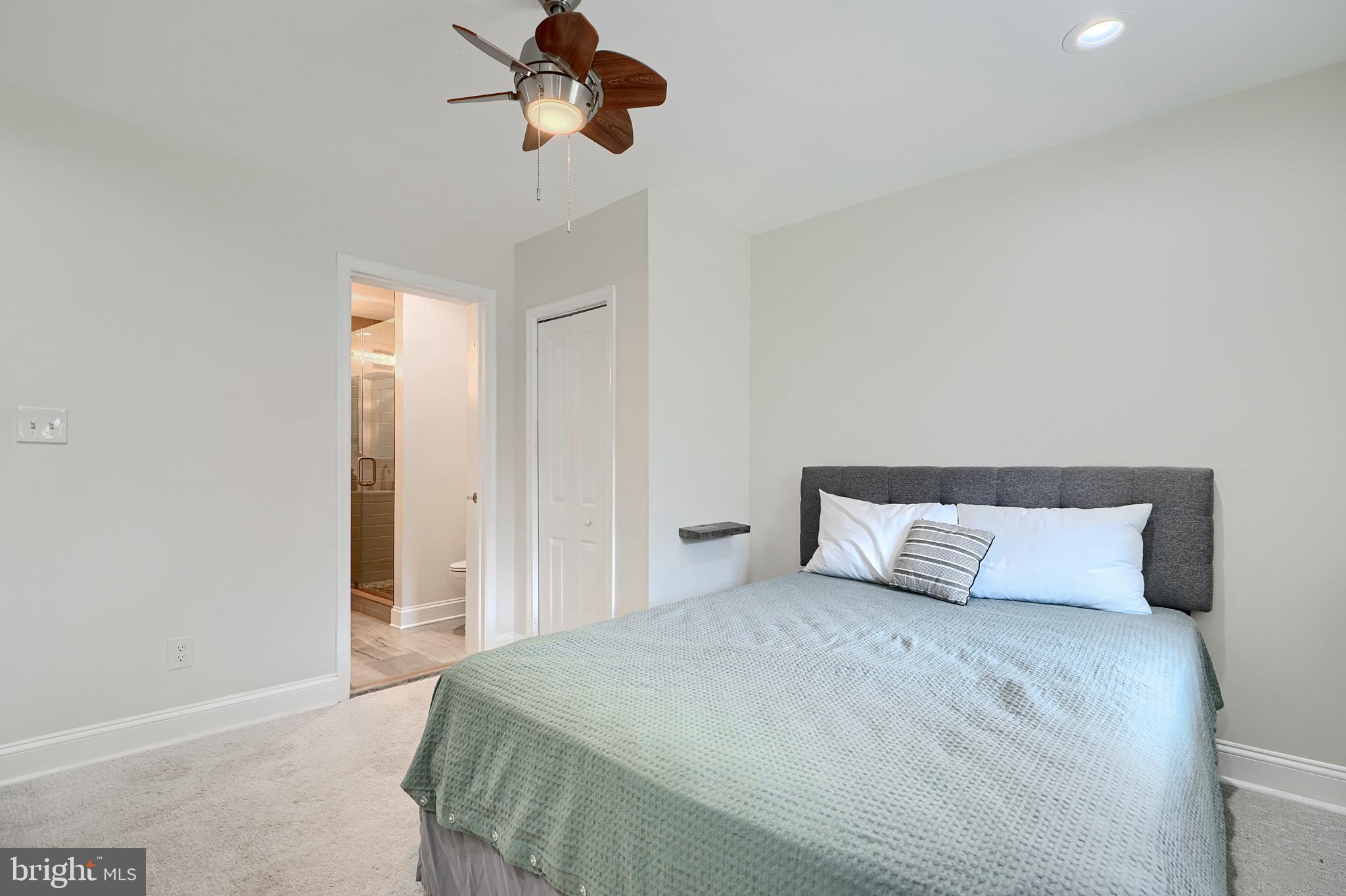 119 South Potomac Street Baltimore, MD 21224 - Photo 14 of 26 a bedroom with a bed and cabinets
