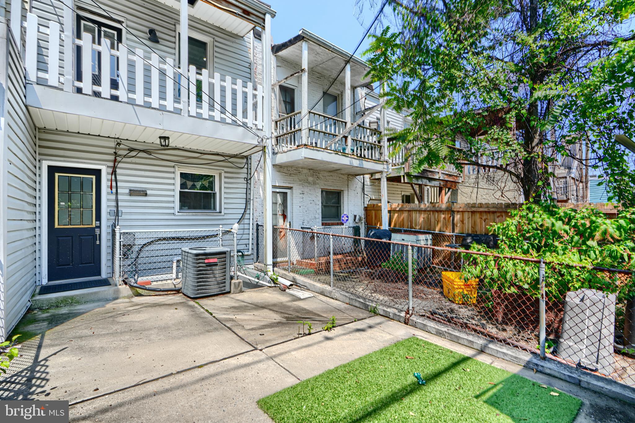 119 South Potomac Street Baltimore, MD 21224 - Photo 22 of 26 a front view of a house with garden