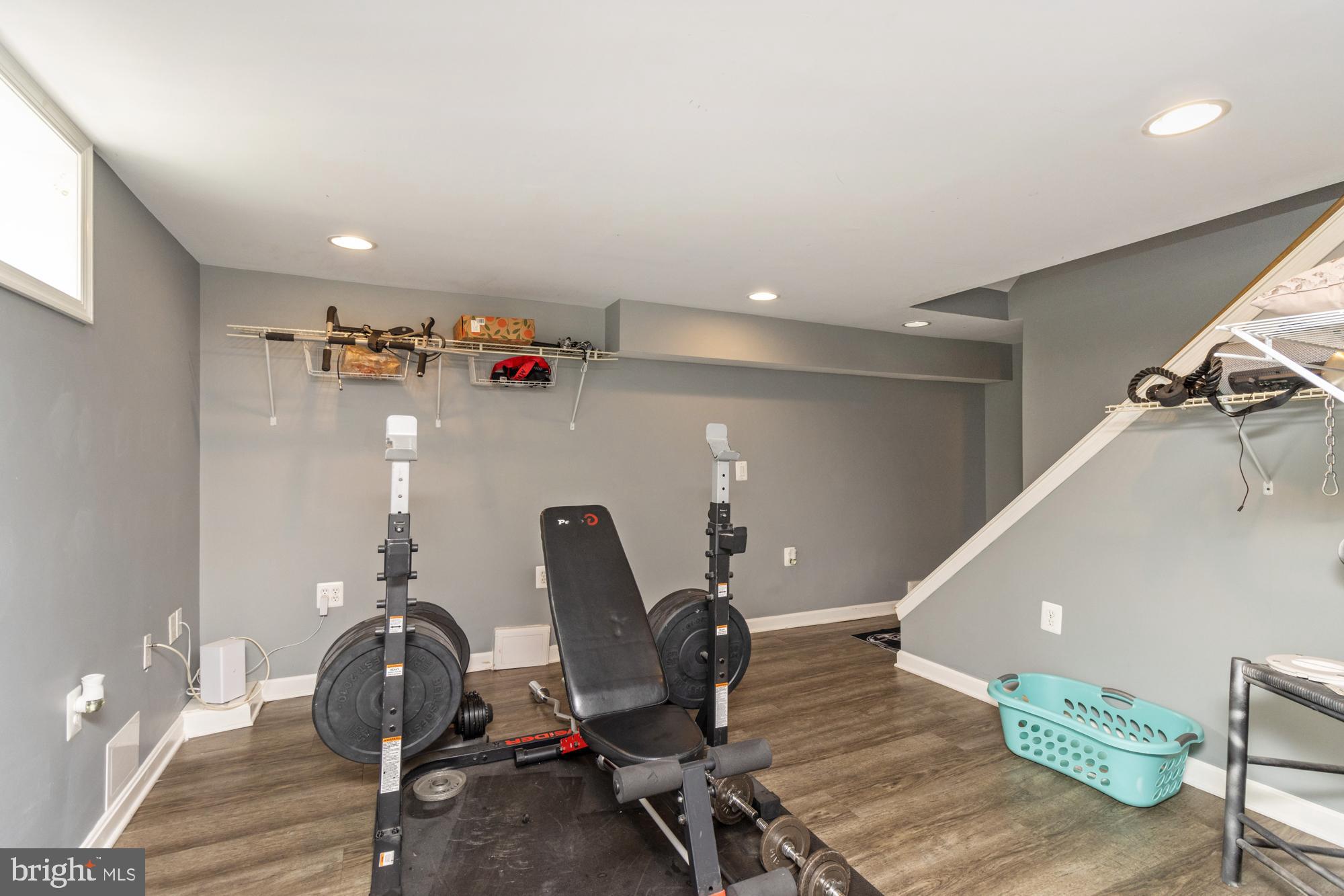 944 Homberg Avenue Baltimore, MD 21221 - Photo 29 of 50 a workspace with furniture and wooden floor