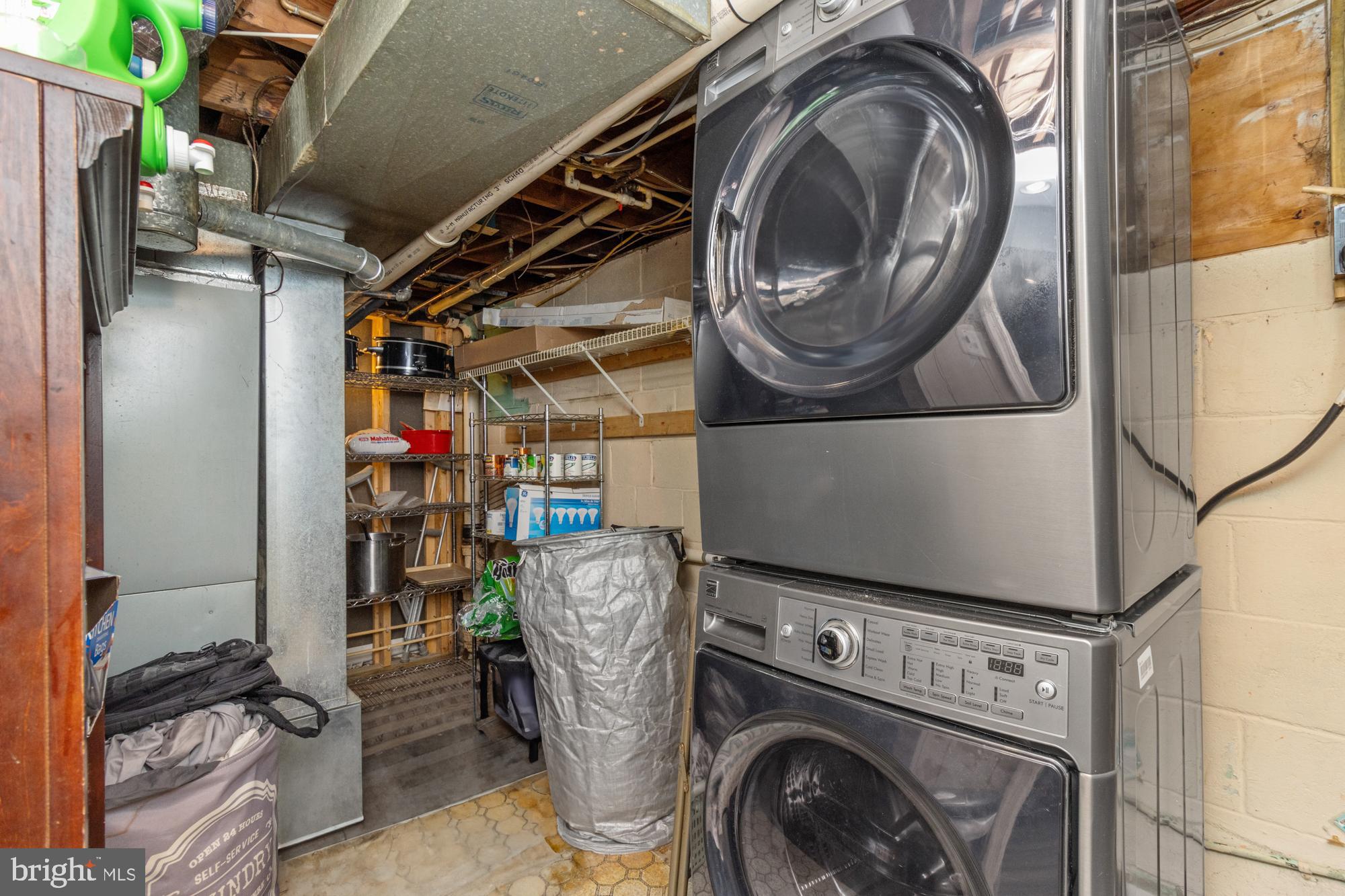 944 Homberg Avenue Baltimore, MD 21221 - Photo 34 of 50 a utility room with dryer and washer