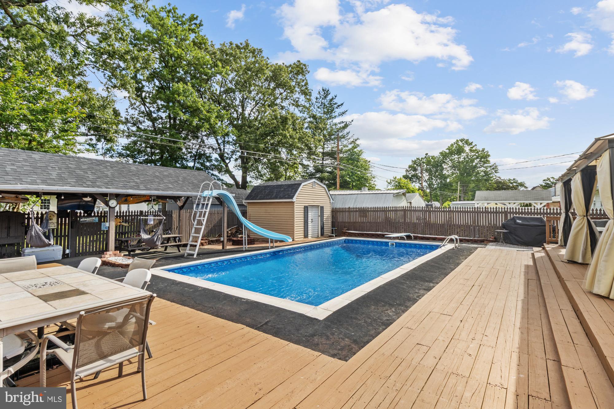 944 Homberg Avenue Baltimore, MD 21221 - Photo 35 of 50 an outdoor space with seating