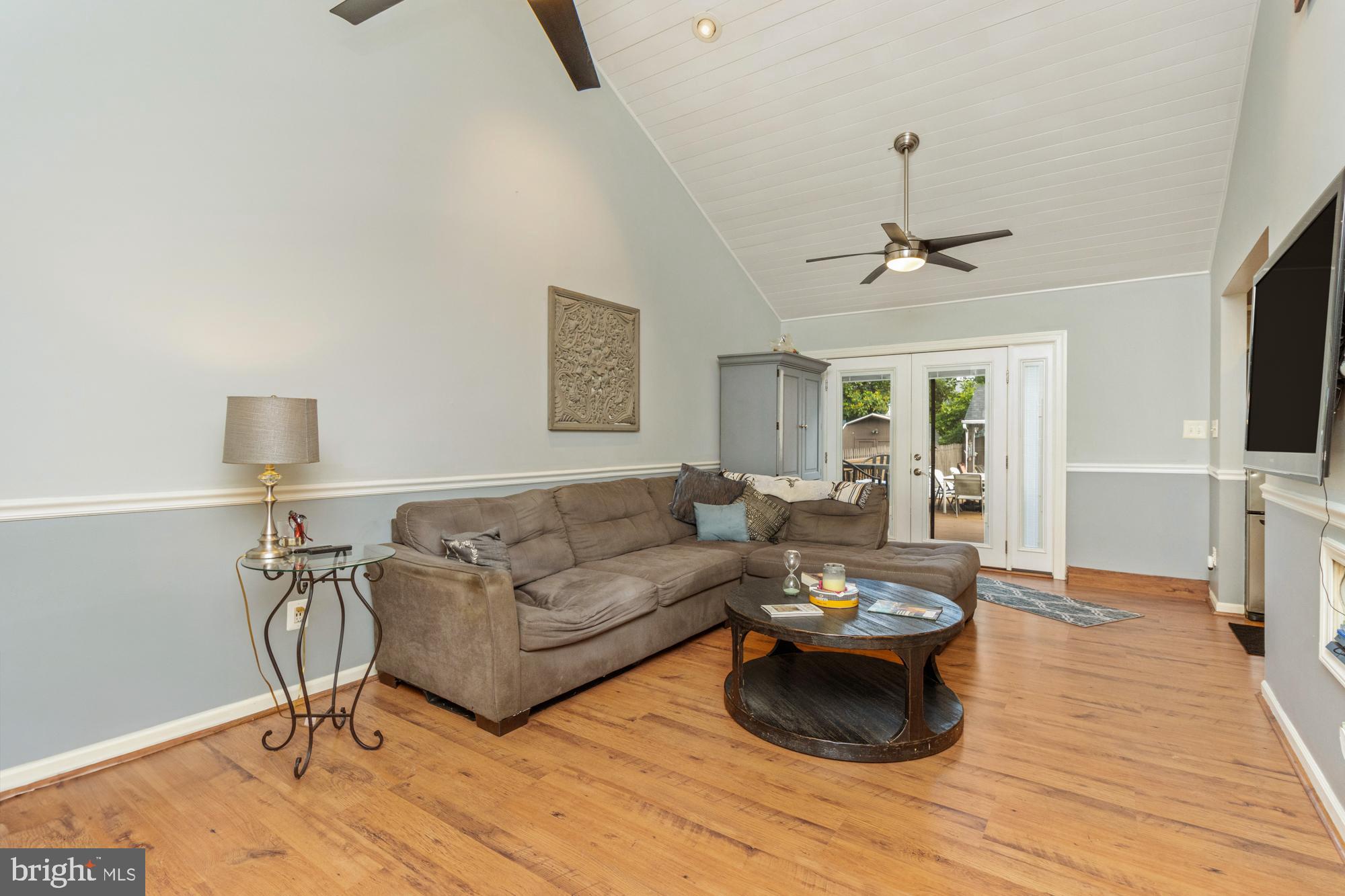 944 Homberg Avenue Baltimore, MD 21221 - Photo 5 of 50 a living room with furniture and a wooden floor
