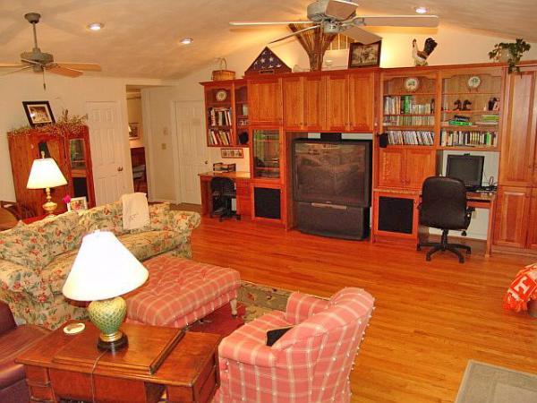 1632 Weaver Road Salem, VA 24153 - Photo 5 of 5 Family Room w/built in cherry ent. ctr