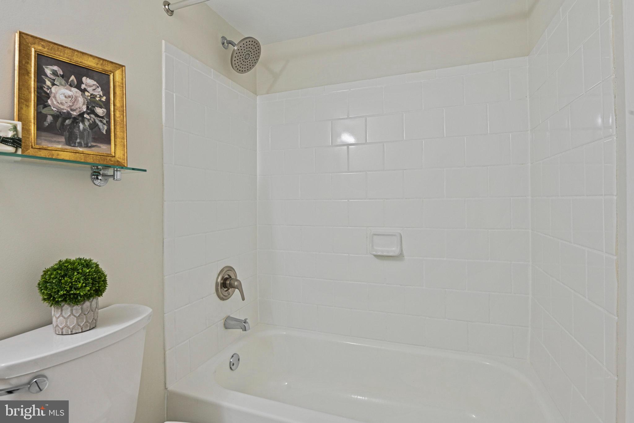 11625 Vantage Hill Road, Unit C Reston, VA 20190 - Photo 28 of 35 a bathroom with a bathtub