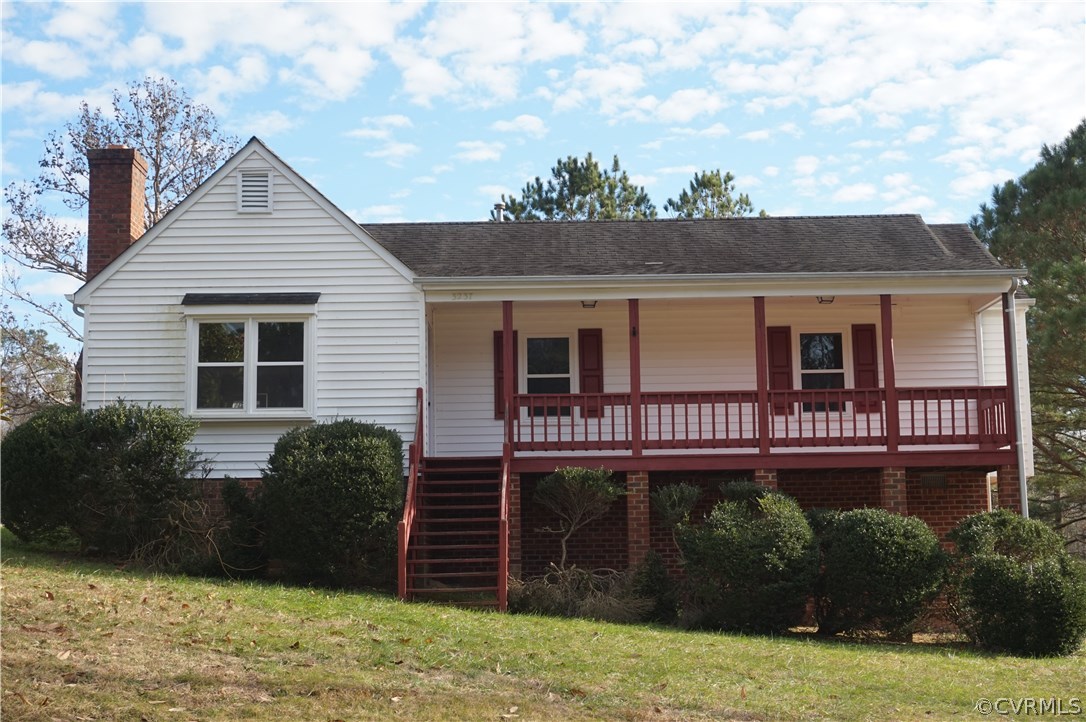 a view of a house with a yard and plants