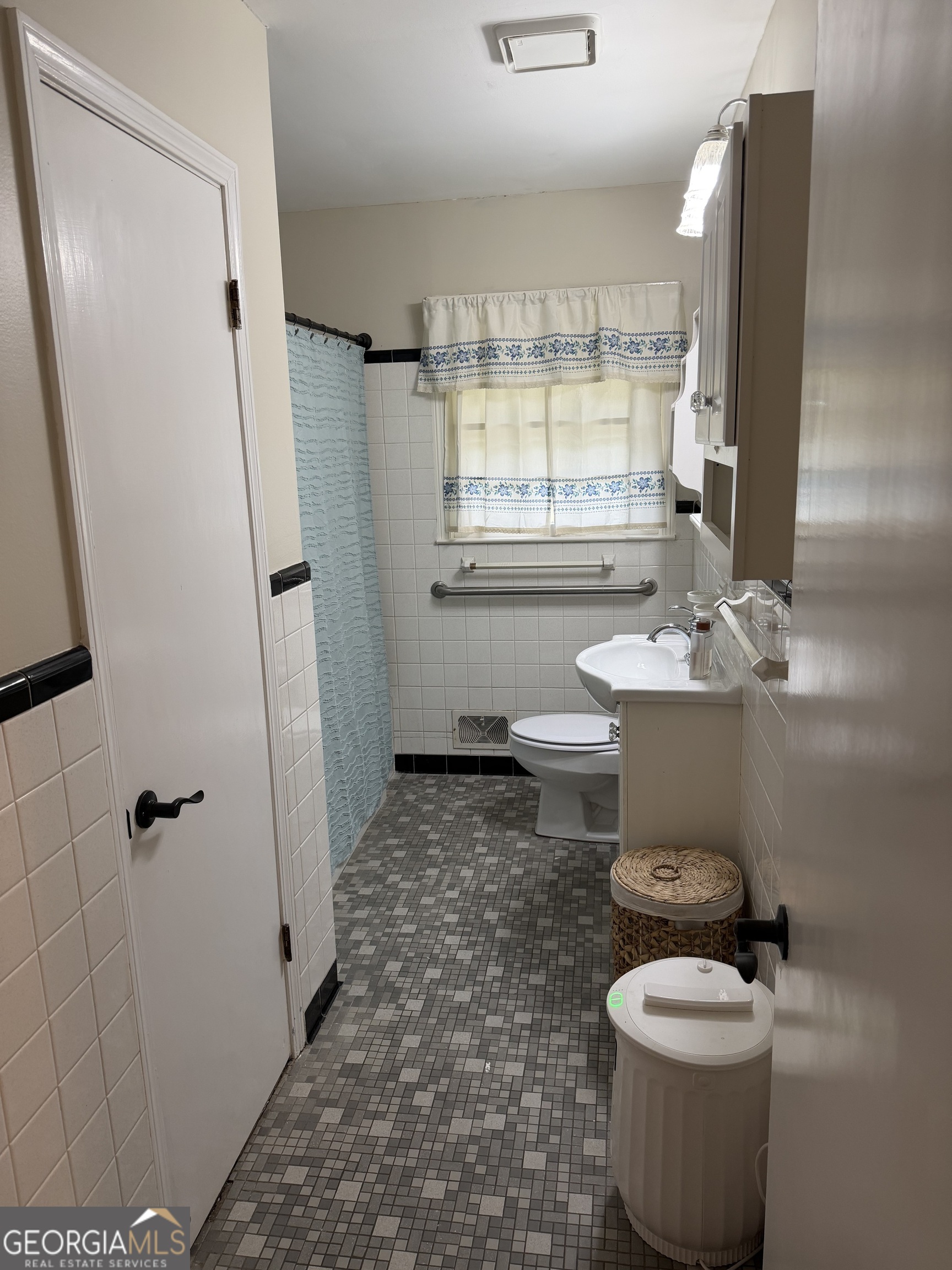 410 Ridgecrest Drive Elberton, GA 30635 - Photo 19 of 29 a bathroom with a sink toilet and shower