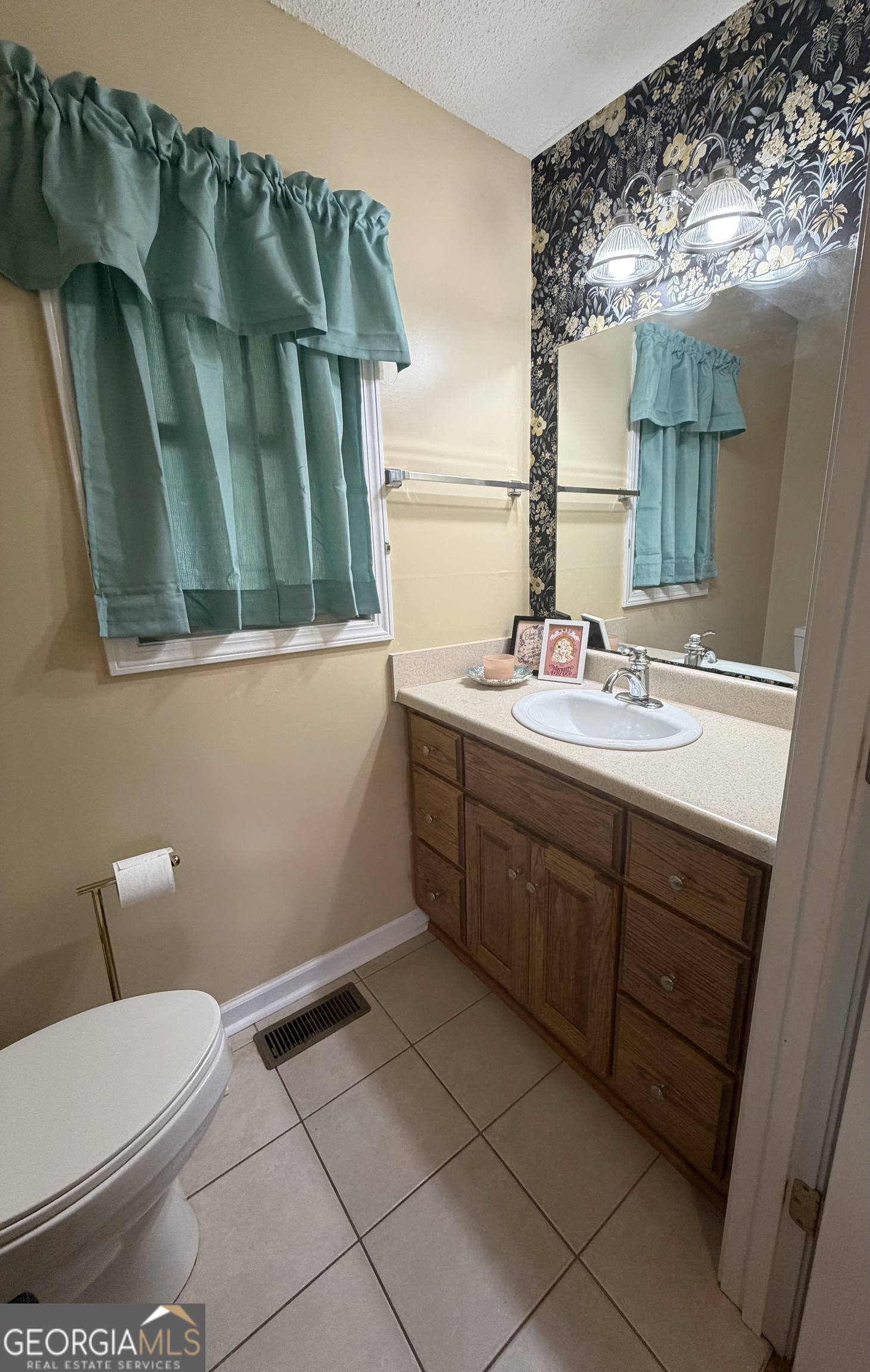 410 Ridgecrest Drive Elberton, GA 30635 - Photo 25 of 29 a bathroom with a sink and a mirror