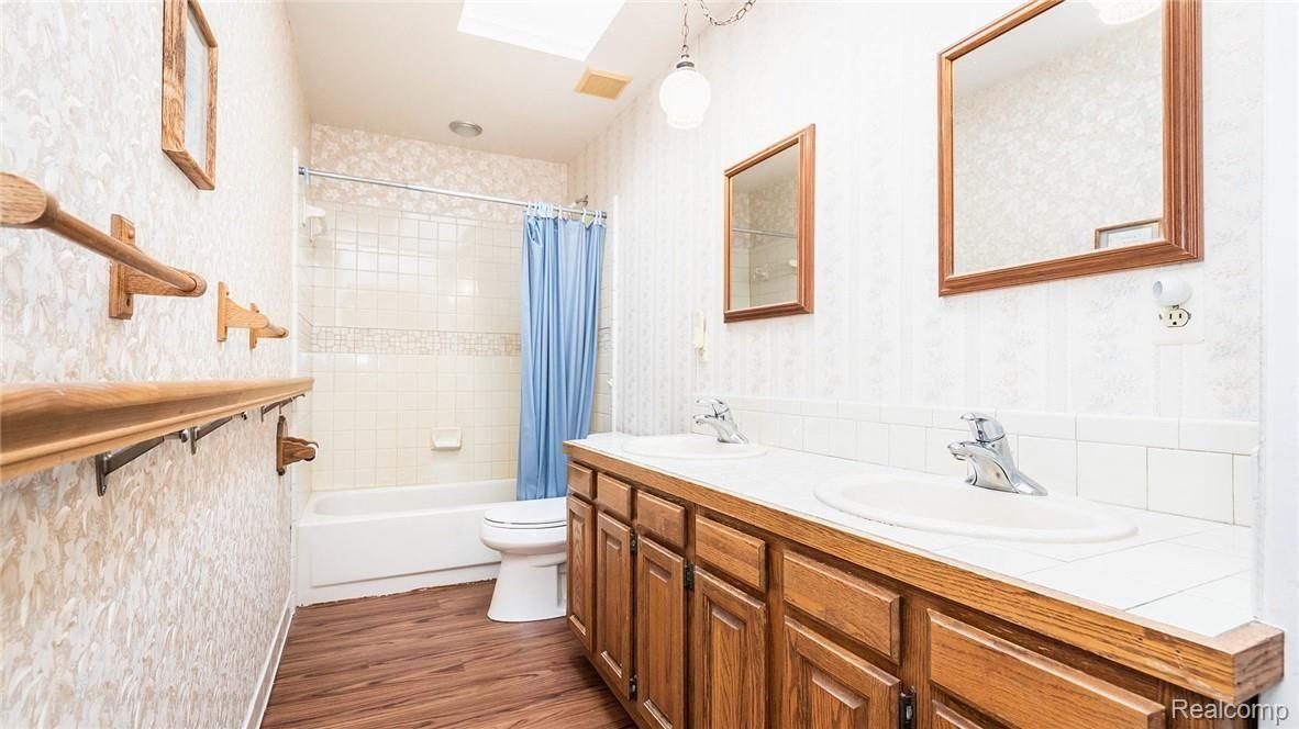 3201 Jewell Road Howell, MI 48843 - Photo 30 of 46 UPPER LEVEL BATHROOM