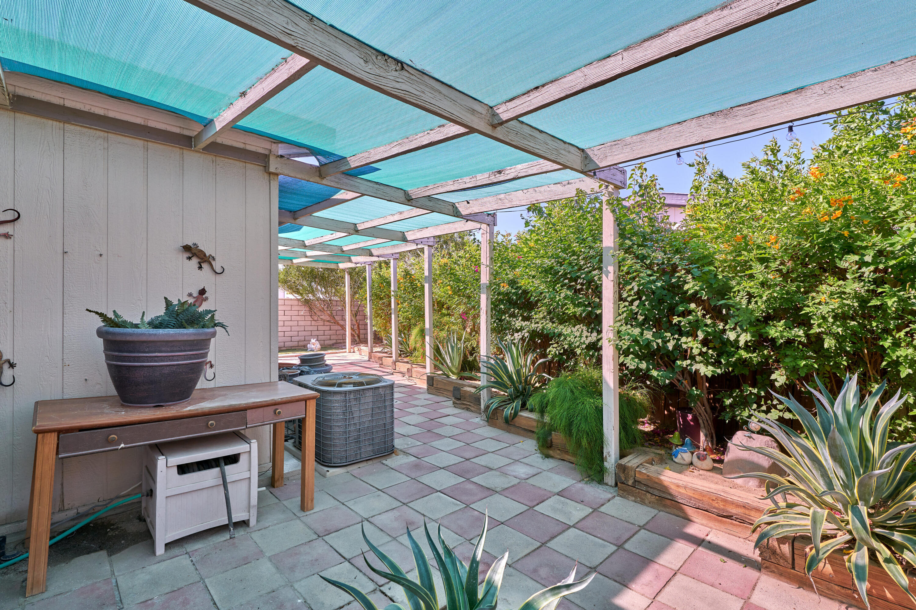 33537 Lisa Circle Thousand Palms, CA 92276 - Photo 29 of 35 a room with furniture and potted plants