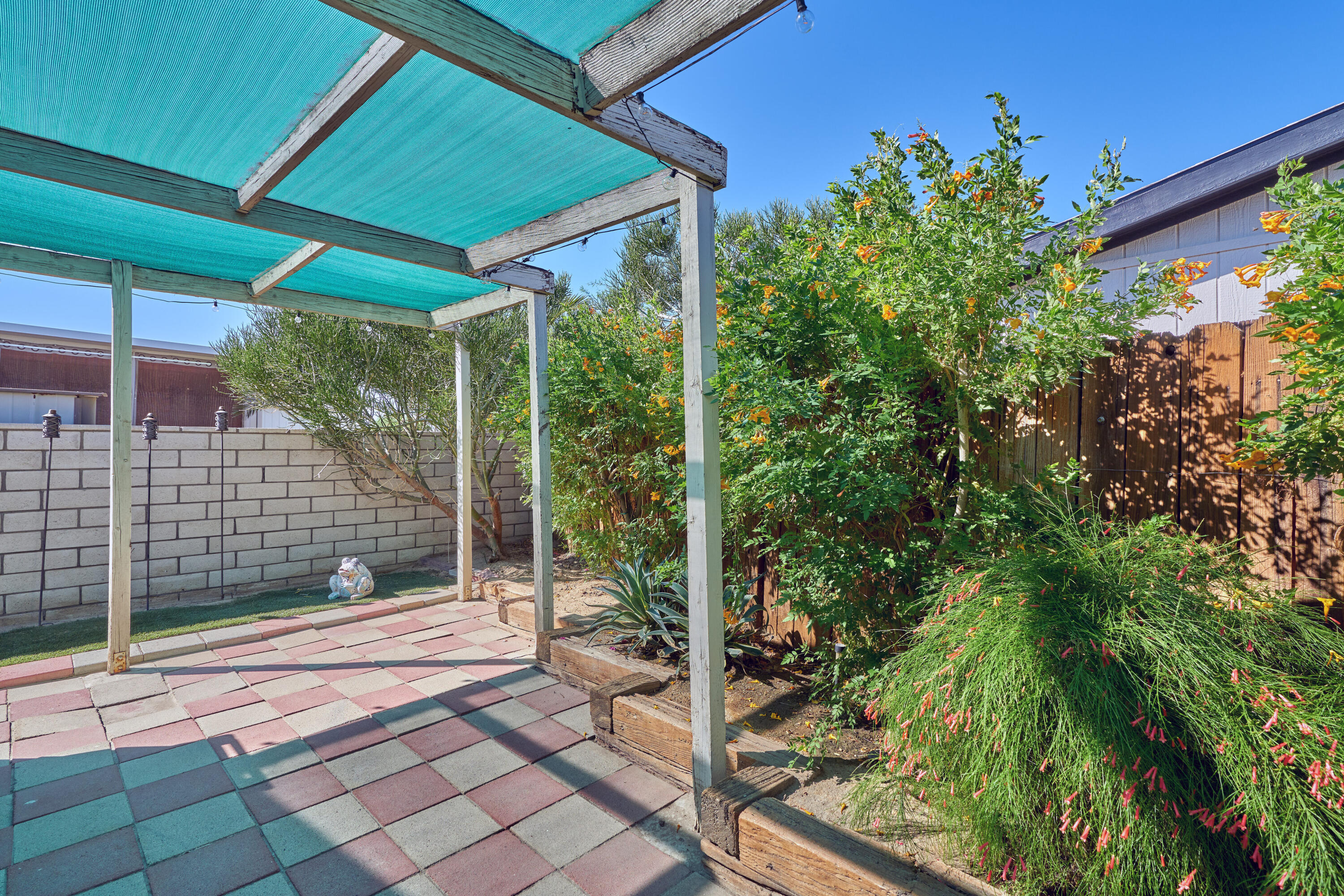 33537 Lisa Circle Thousand Palms, CA 92276 - Photo 30 of 35 a view of outdoor space and yard