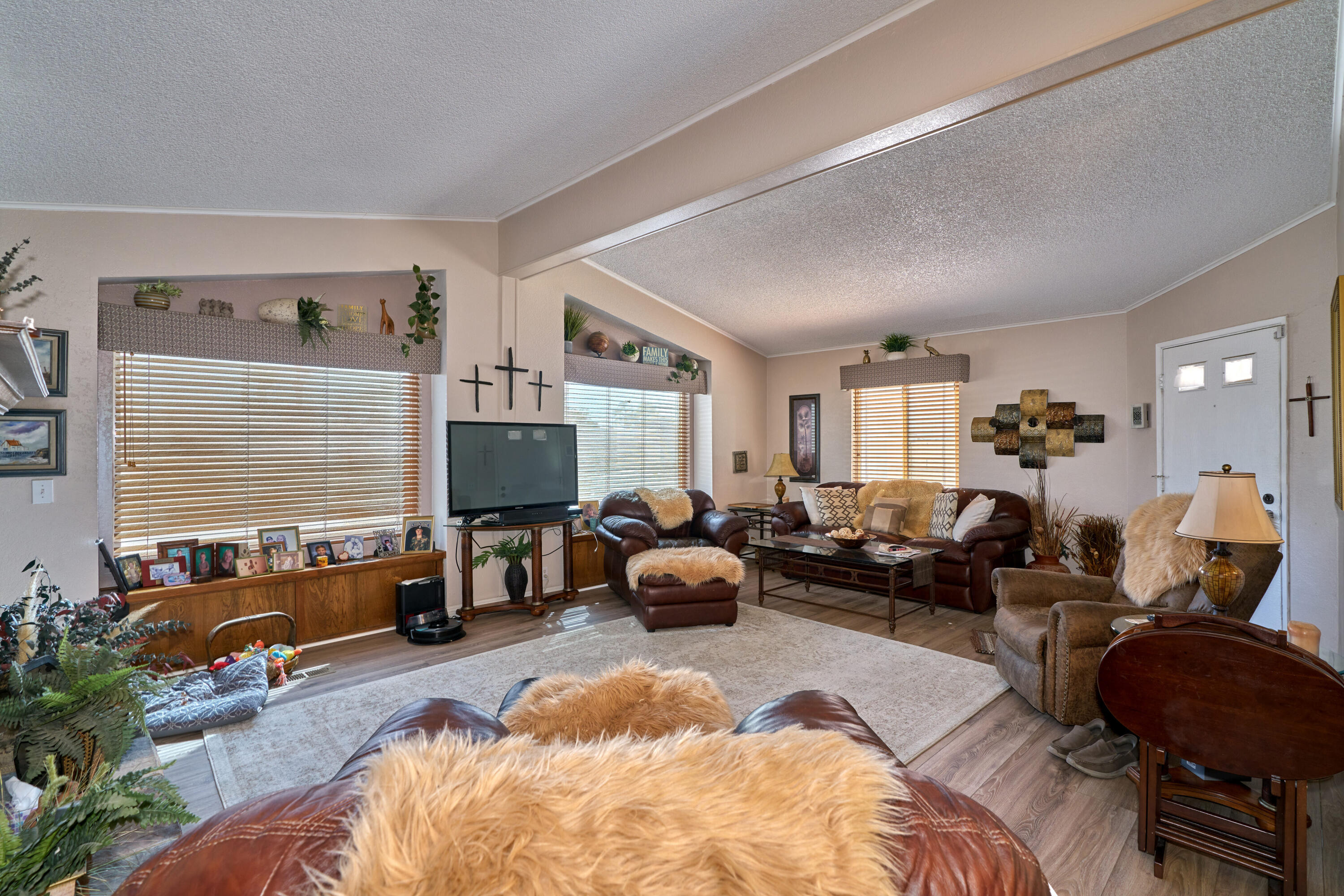 33537 Lisa Circle Thousand Palms, CA 92276 - Photo 5 of 35 a living room with furniture
