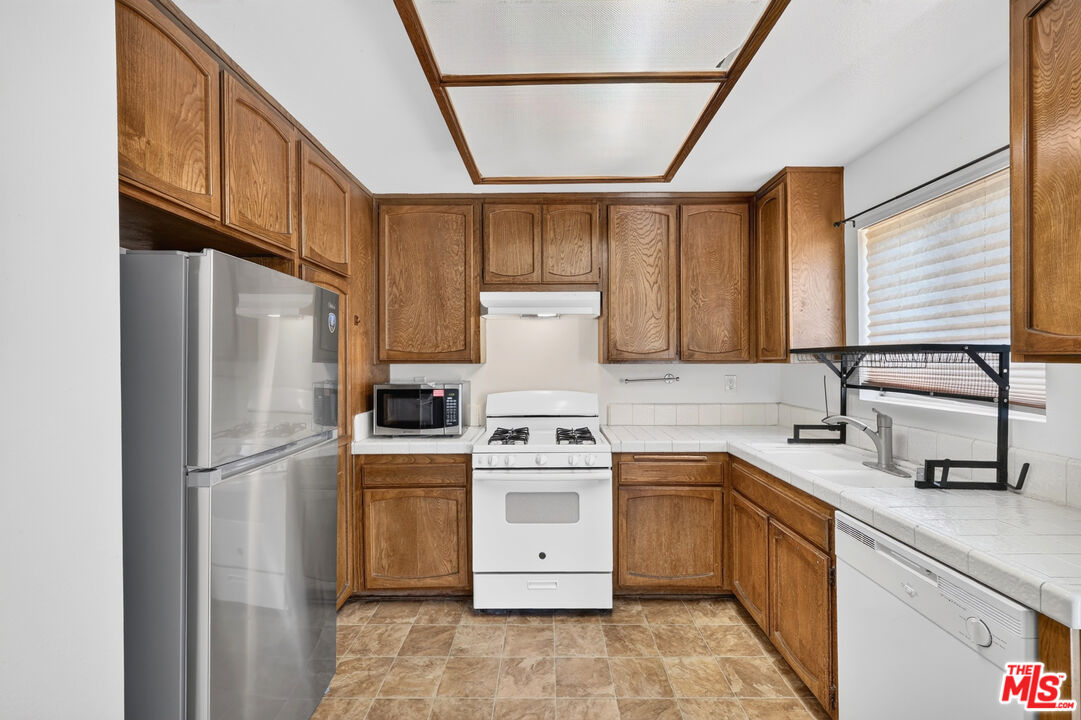 19221 Sherman Way, Unit 40 Reseda, CA 91335 - Photo 10 of 39