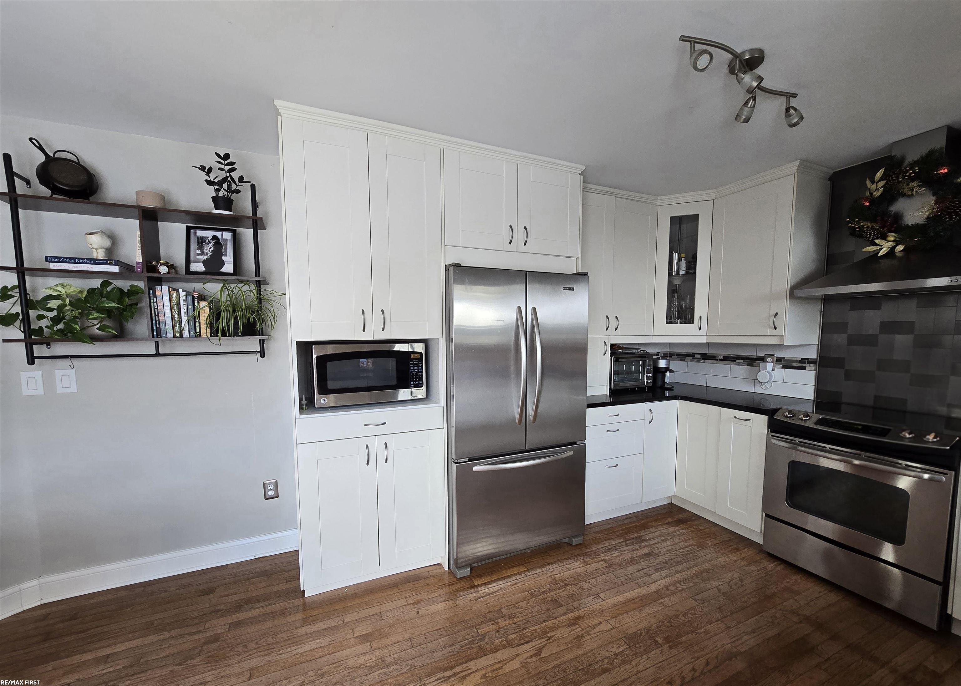 2837 Corinthia Drive Rochester, MI 48309 - Photo 7 of 33 Granite counters added to this renovated kitchen