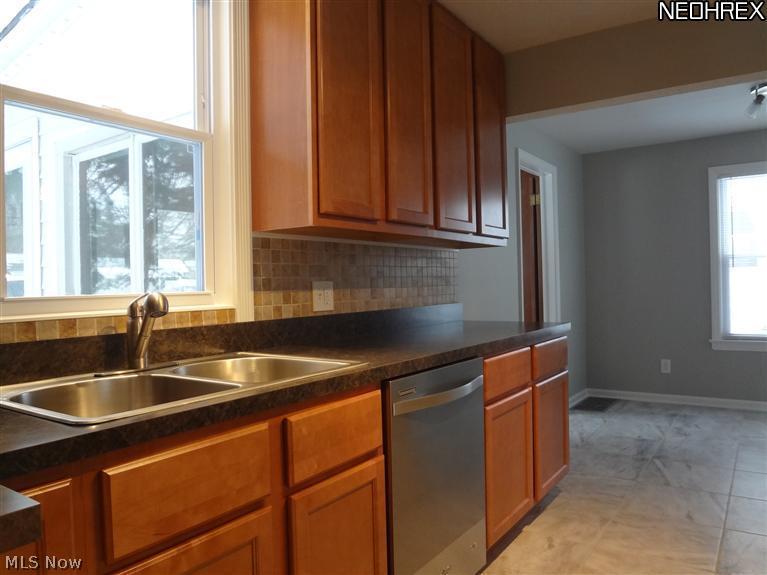 1150 Avondale Road Cleveland, OH 44121 - Photo 4 of 23