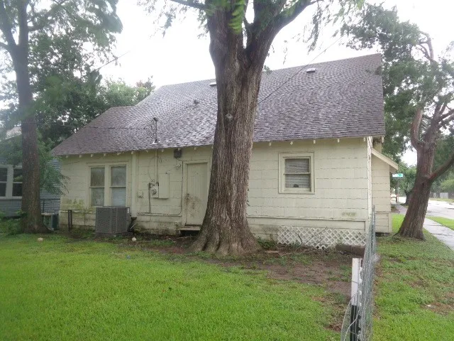 a view of house with backyard