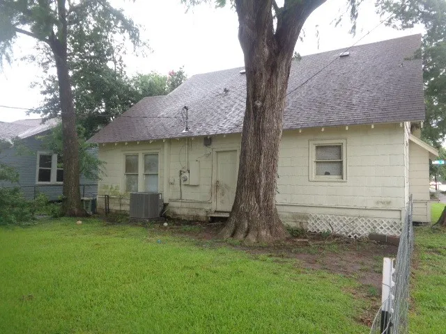a view of a house with a tub and a tree