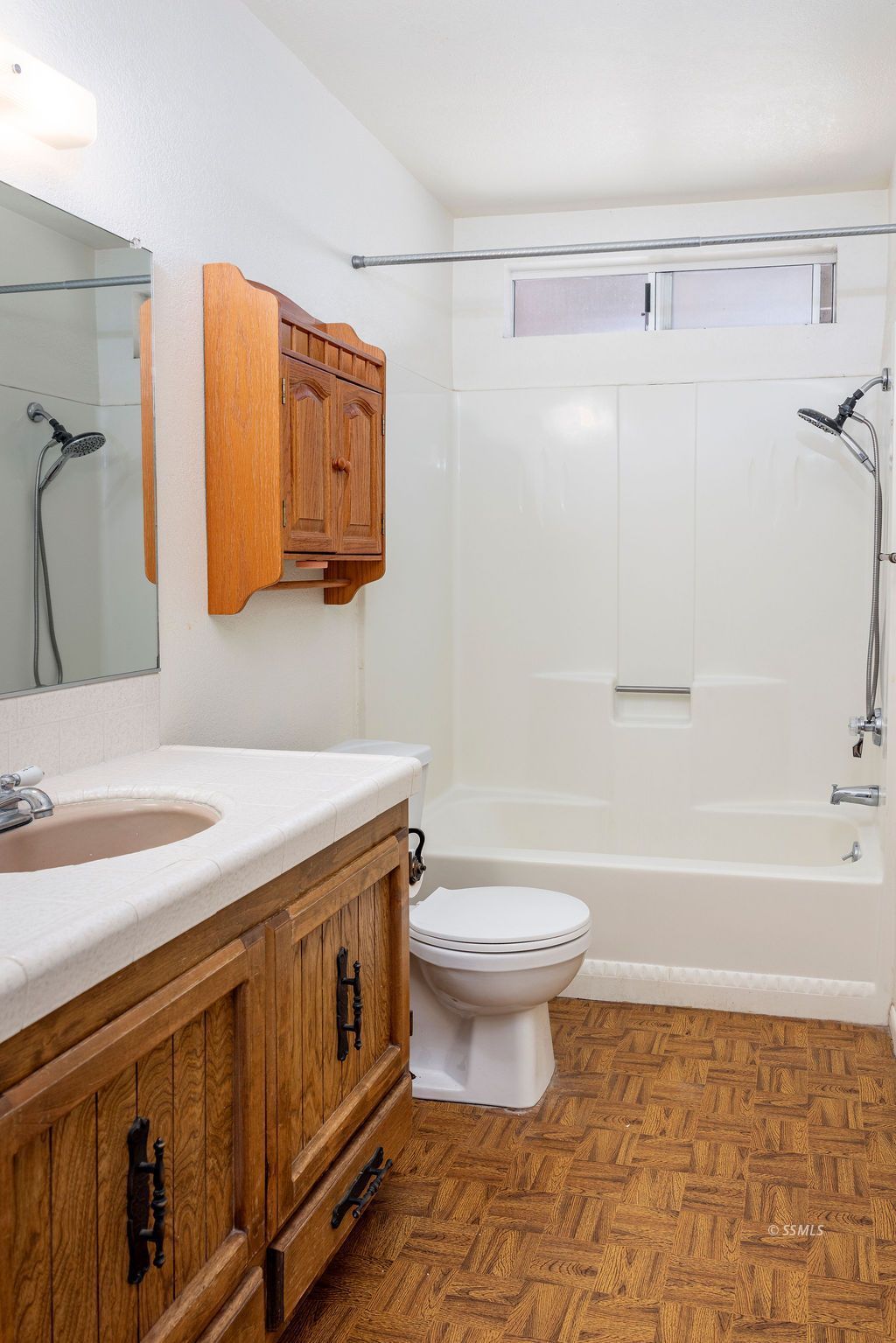 1144 West Benson Avenue Ridgecrest, CA 93555 - Photo 20 of 32 a bathroom with a toilet a sink and bathtub