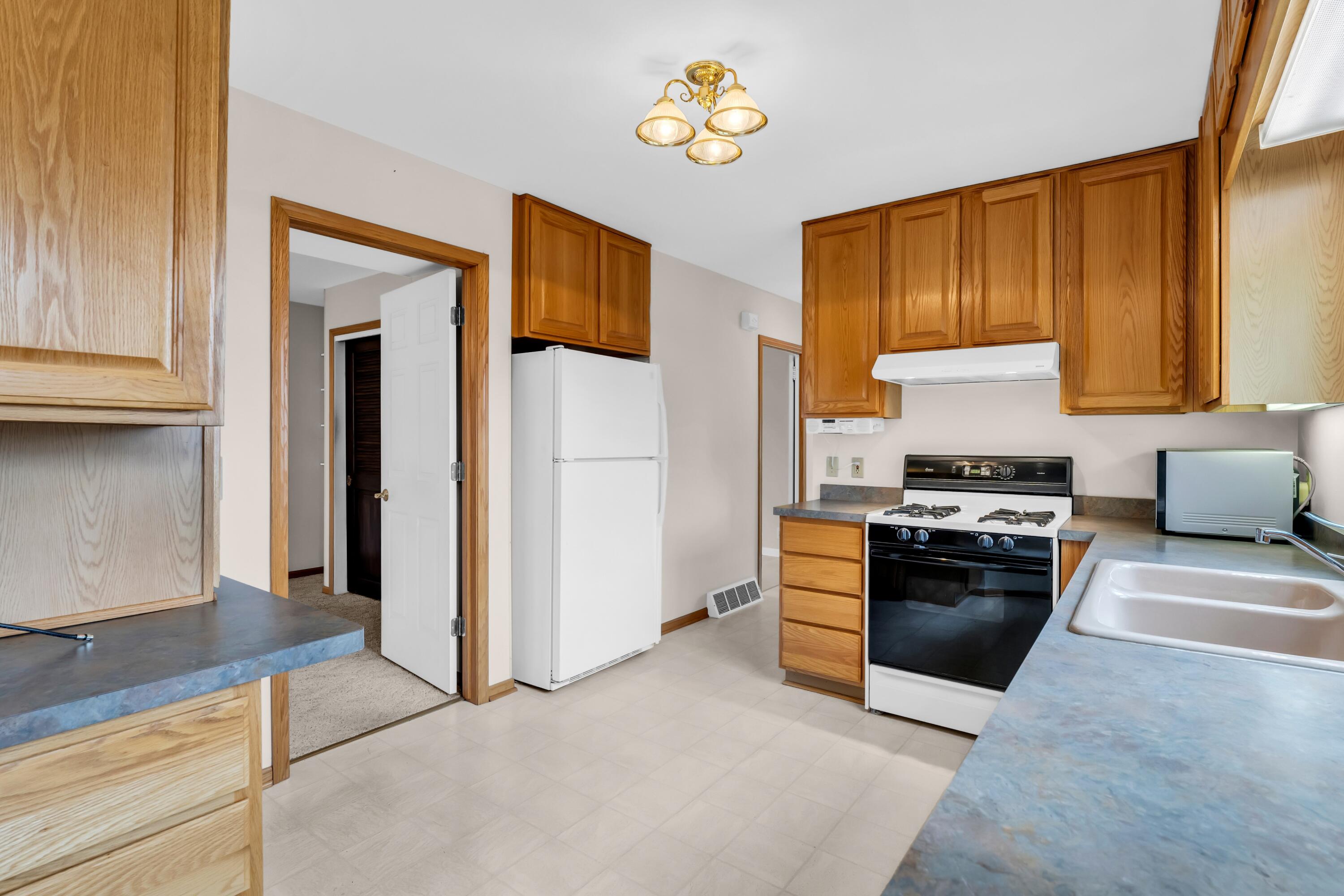 N6236 West Lake Shore Drive Spring Prairie, WI 53105 - Photo 5 of 69 Photo (5)