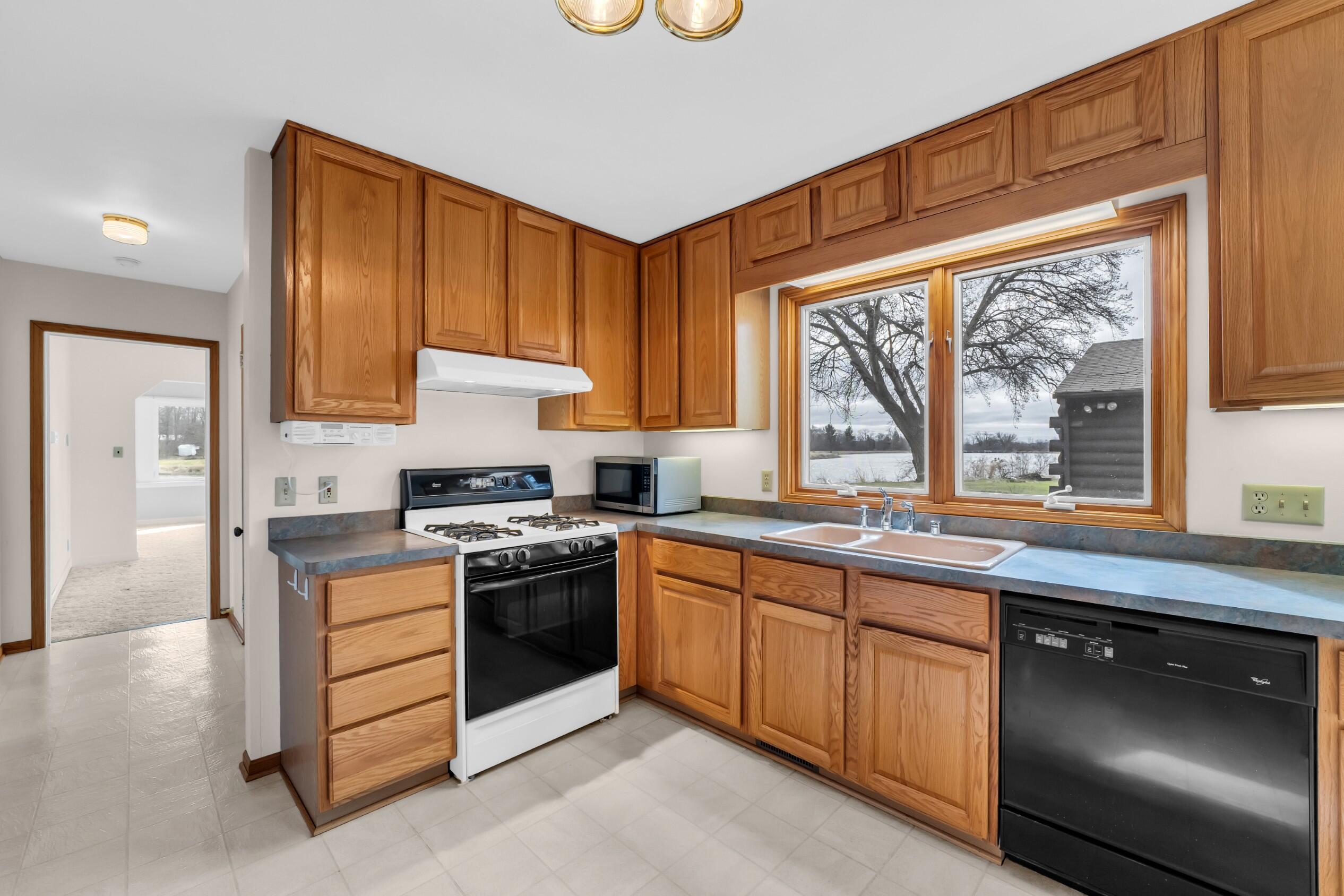 N6236 West Lake Shore Drive Spring Prairie, WI 53105 - Photo 7 of 69 Photo (7)