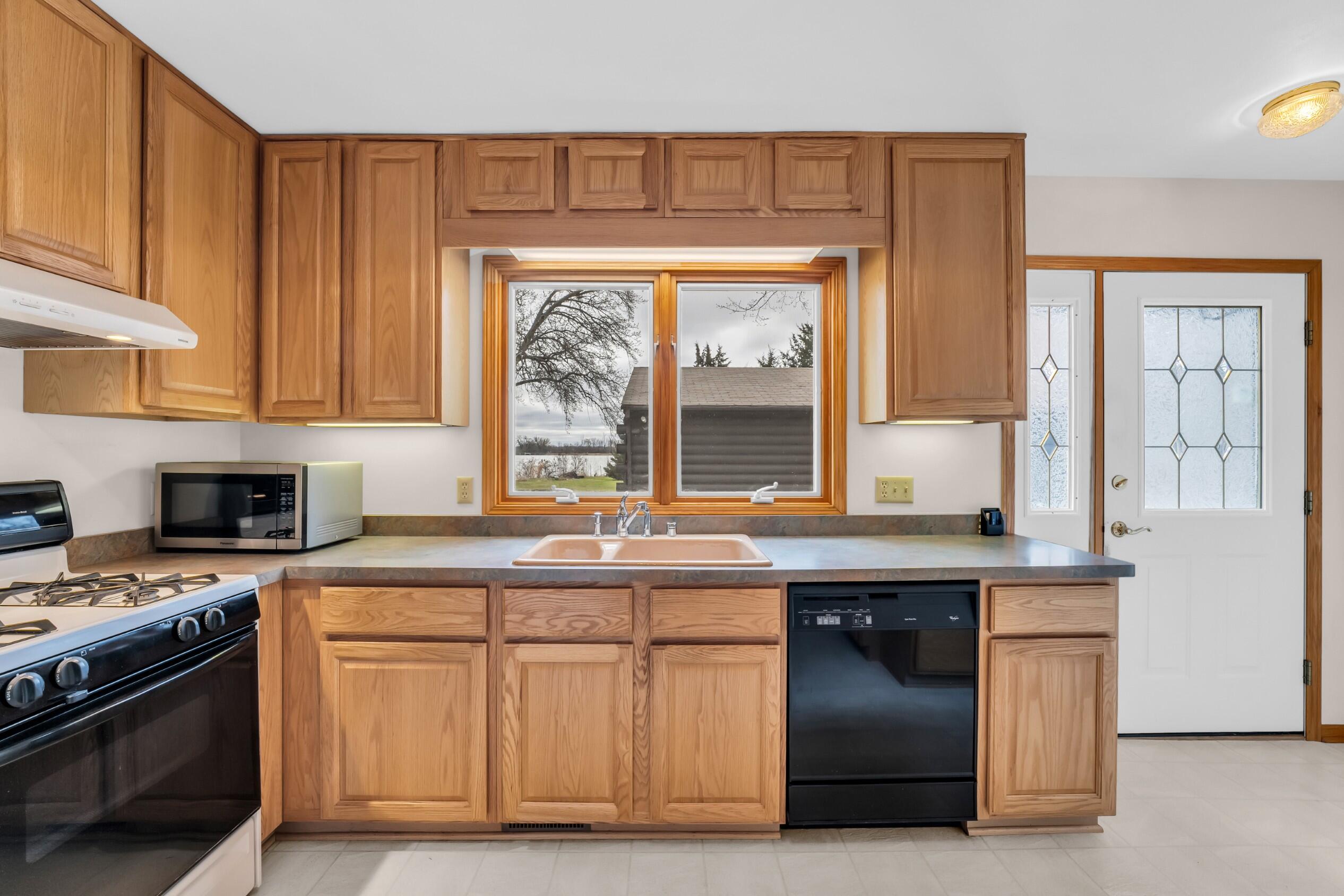 N6236 West Lake Shore Drive Spring Prairie, WI 53105 - Photo 8 of 69 Photo (8)