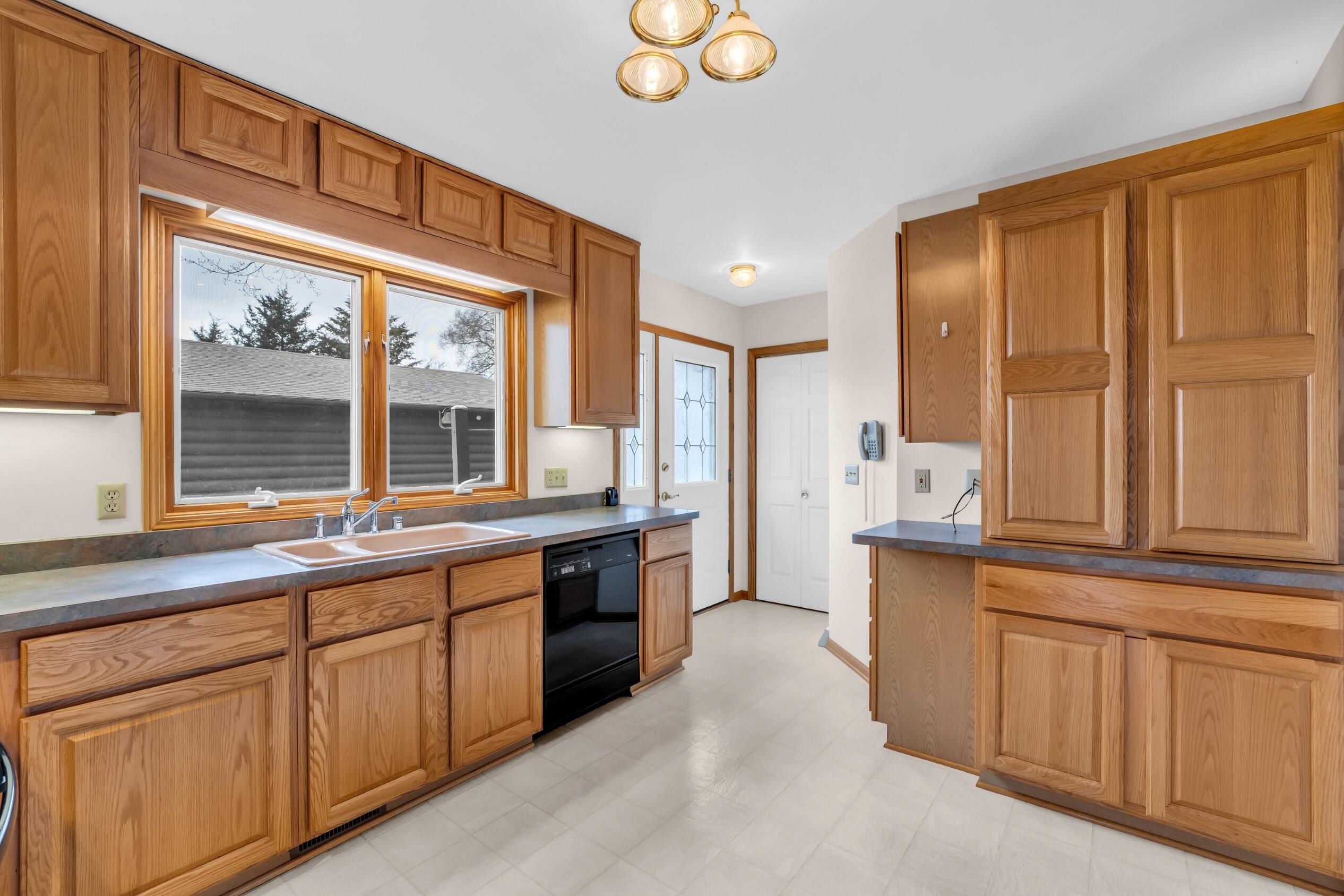 N6236 West Lake Shore Drive Spring Prairie, WI 53105 - Photo 9 of 69 Photo (9)