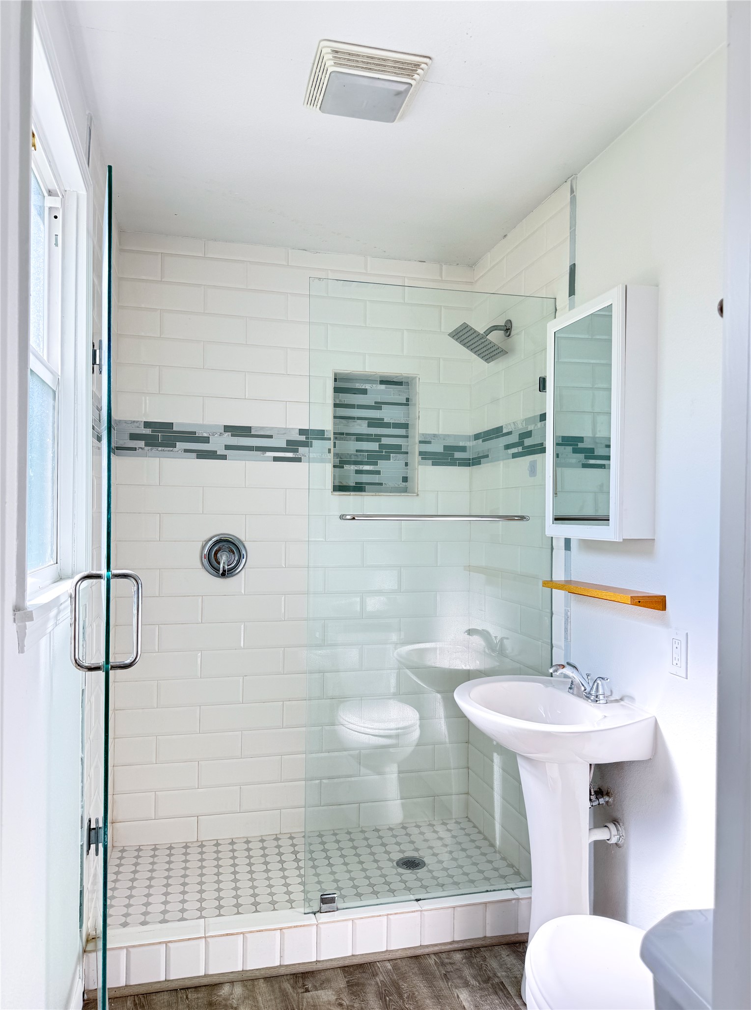 302 East Brenham Street Elgin, TX 78621 - Photo 19 of 38 Ensuite bathroom