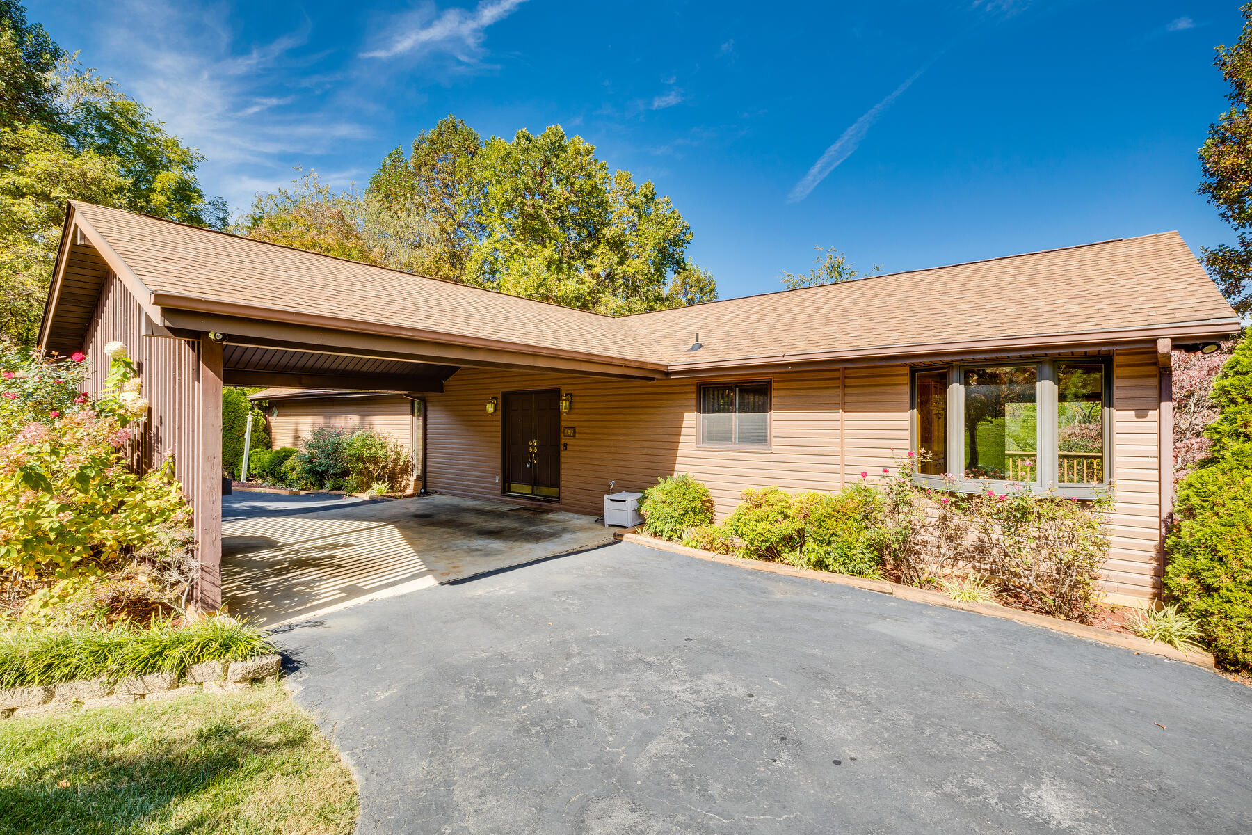 747 Ridgefield Road Elizabethton, TN 37643 - Photo 1 of 59 001