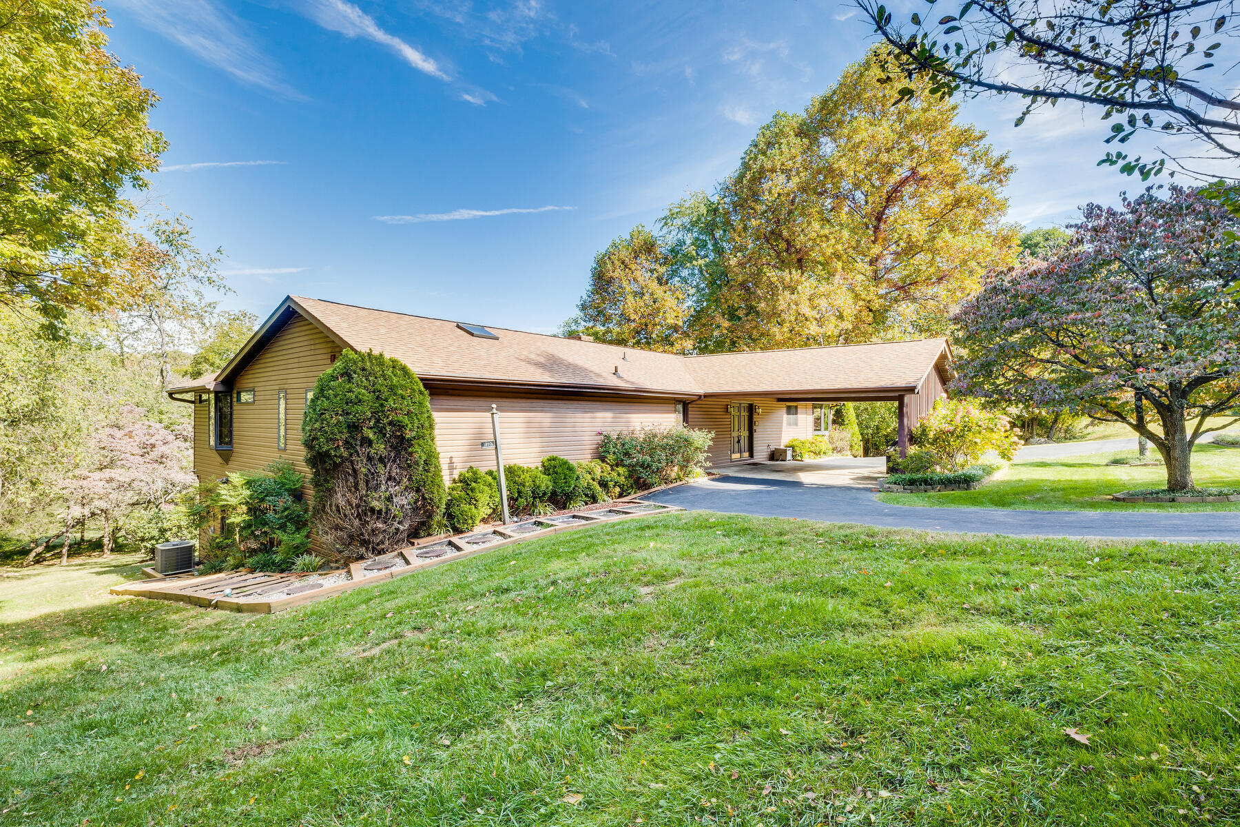 747 Ridgefield Road Elizabethton, TN 37643 - Photo 3 of 59 003