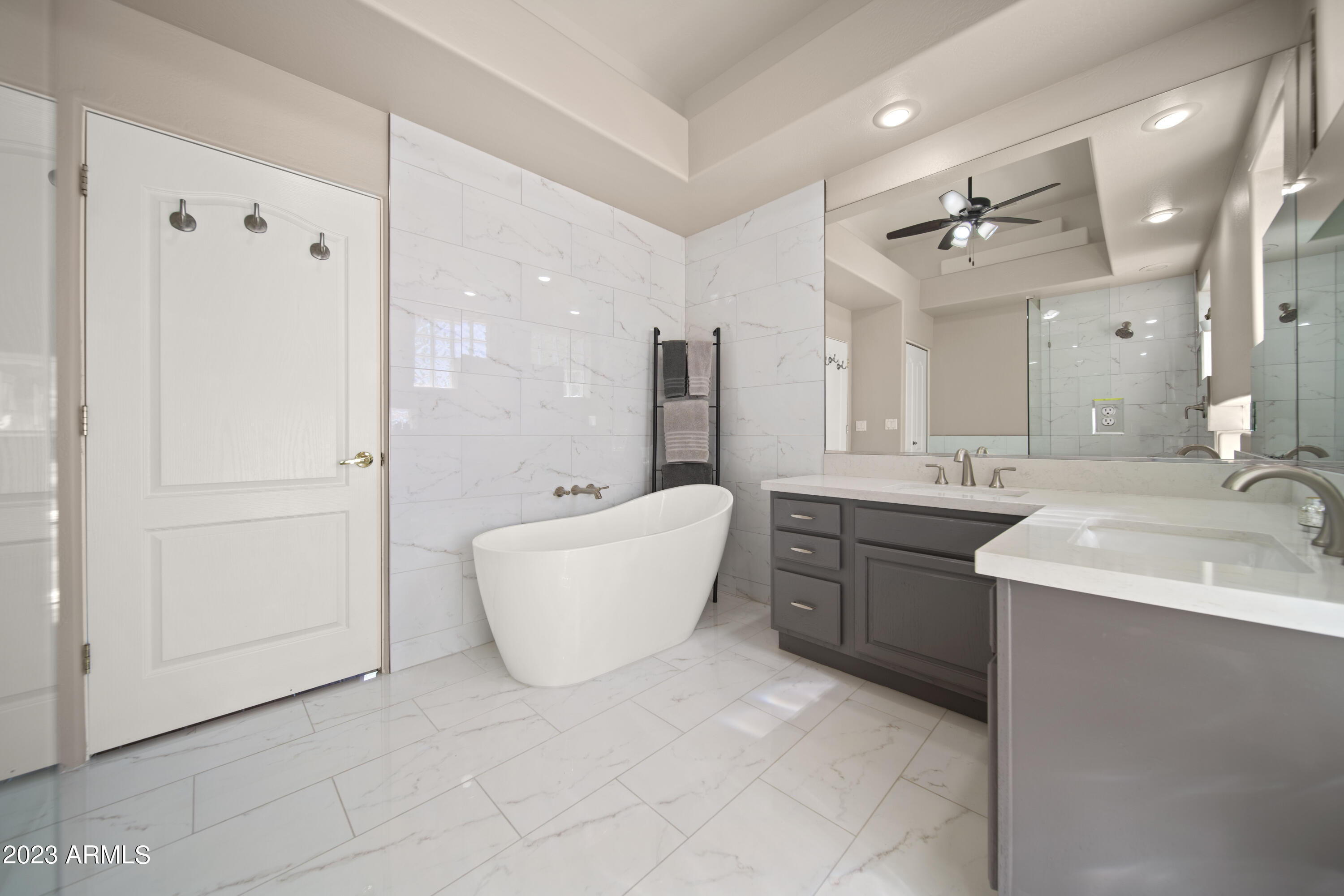 141 East Cloud Road Phoenix, AZ 85086 - Photo 40 of 99 Free standing Bathtub