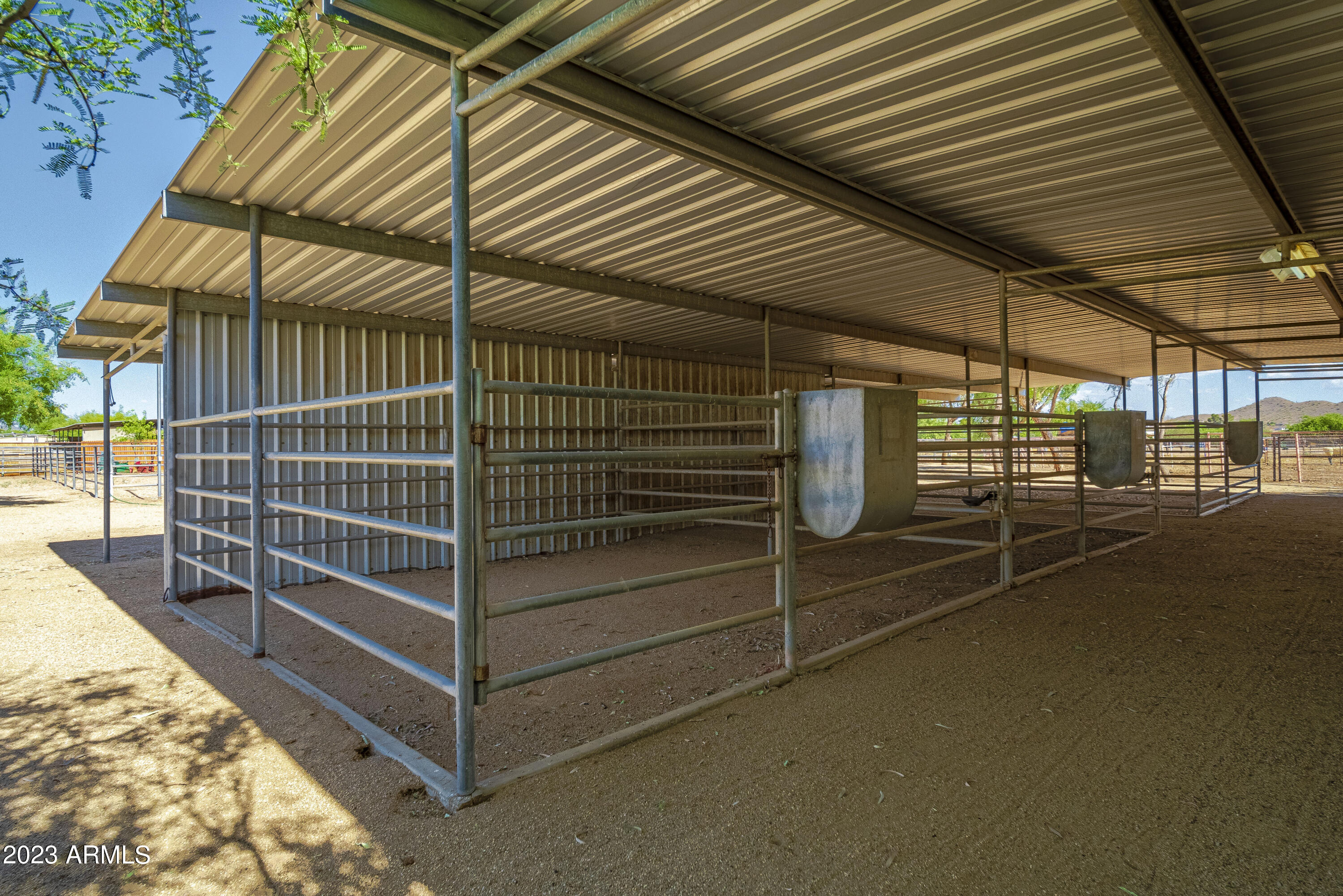 141 East Cloud Road Phoenix, AZ 85086 - Photo 77 of 99 Large Stalls