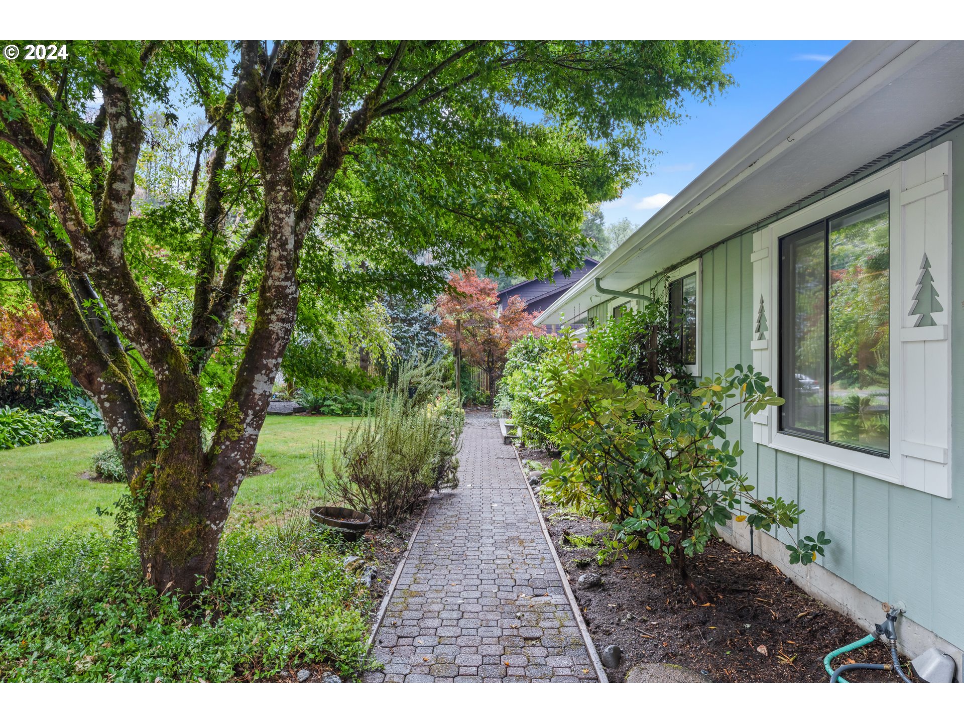 91070 Leashore Drive Vida, OR 97488 - Photo 23 of 43 a view of a pathway with a garden