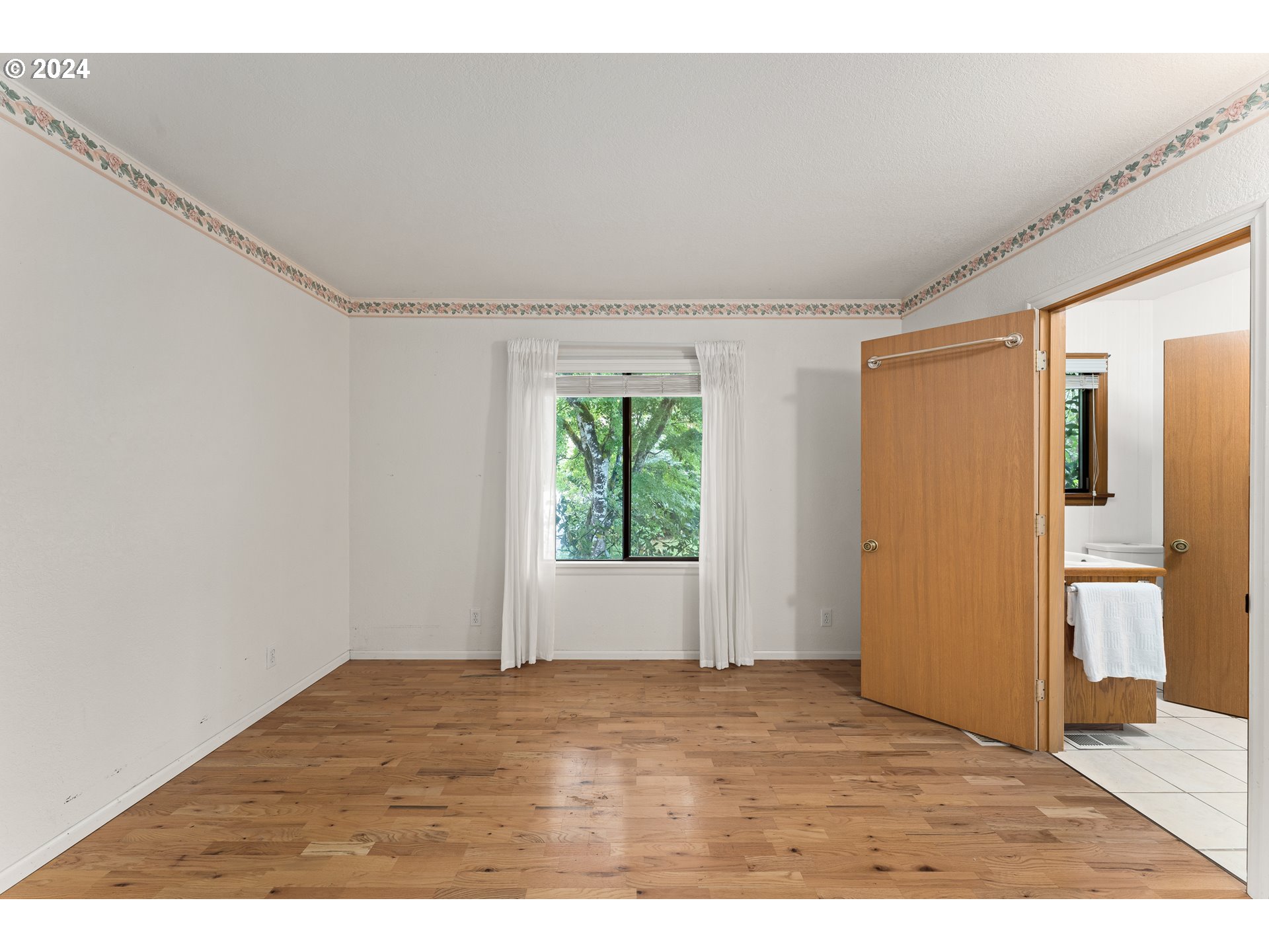 91070 Leashore Drive Vida, OR 97488 - Photo 31 of 43 a view of an empty room with wooden floor and a window