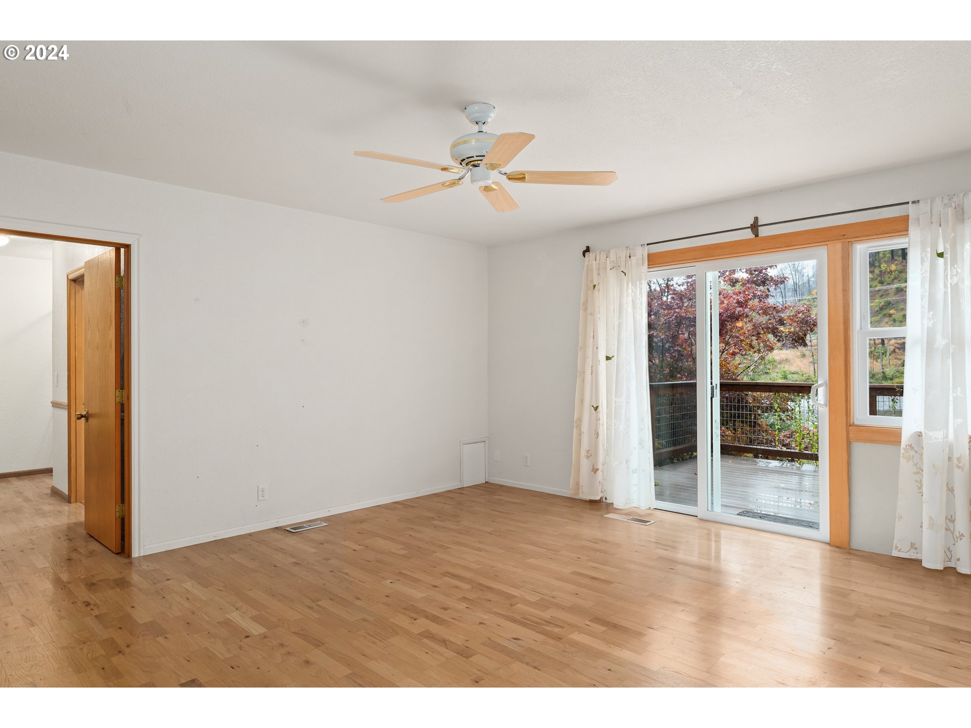 91070 Leashore Drive Vida, OR 97488 - Photo 36 of 43 an empty room with fan and windows