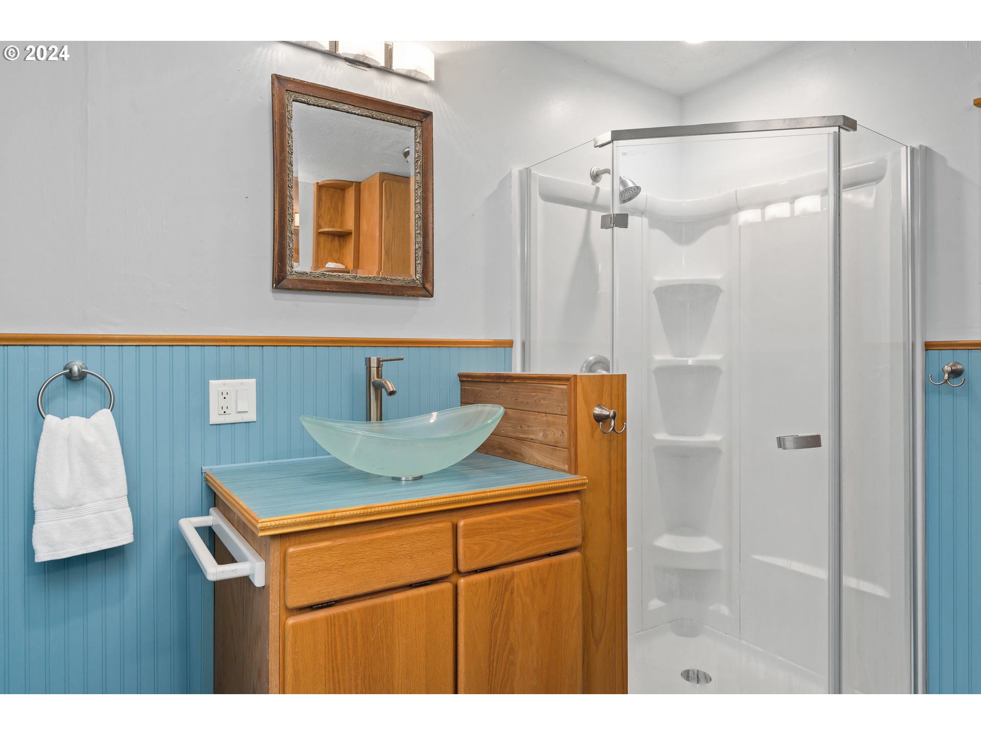 91070 Leashore Drive Vida, OR 97488 - Photo 39 of 43 a bathroom with a sink and a mirror