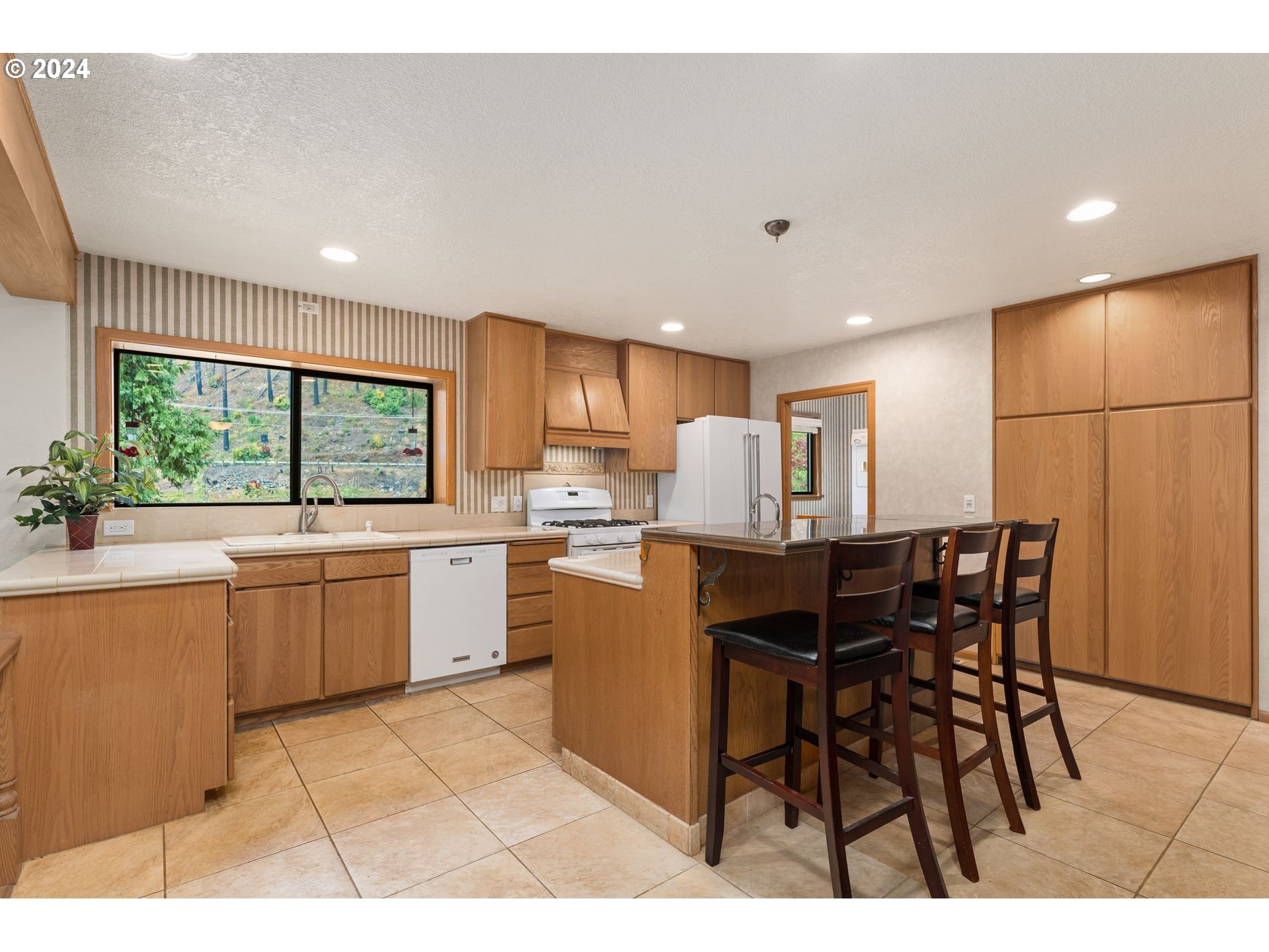91070 Leashore Drive Vida, OR 97488 - Photo 8 of 43 a kitchen with a table chairs microwave and cabinets