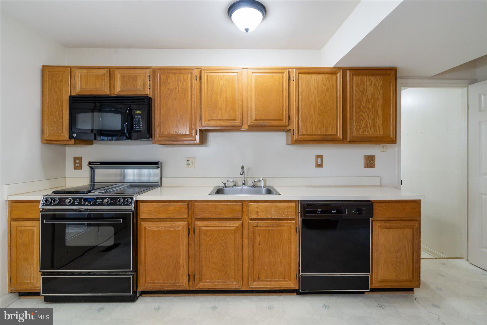 9020 Fieldchat Road Baltimore, MD 21236 - Photo 13 of 40 Kitchen